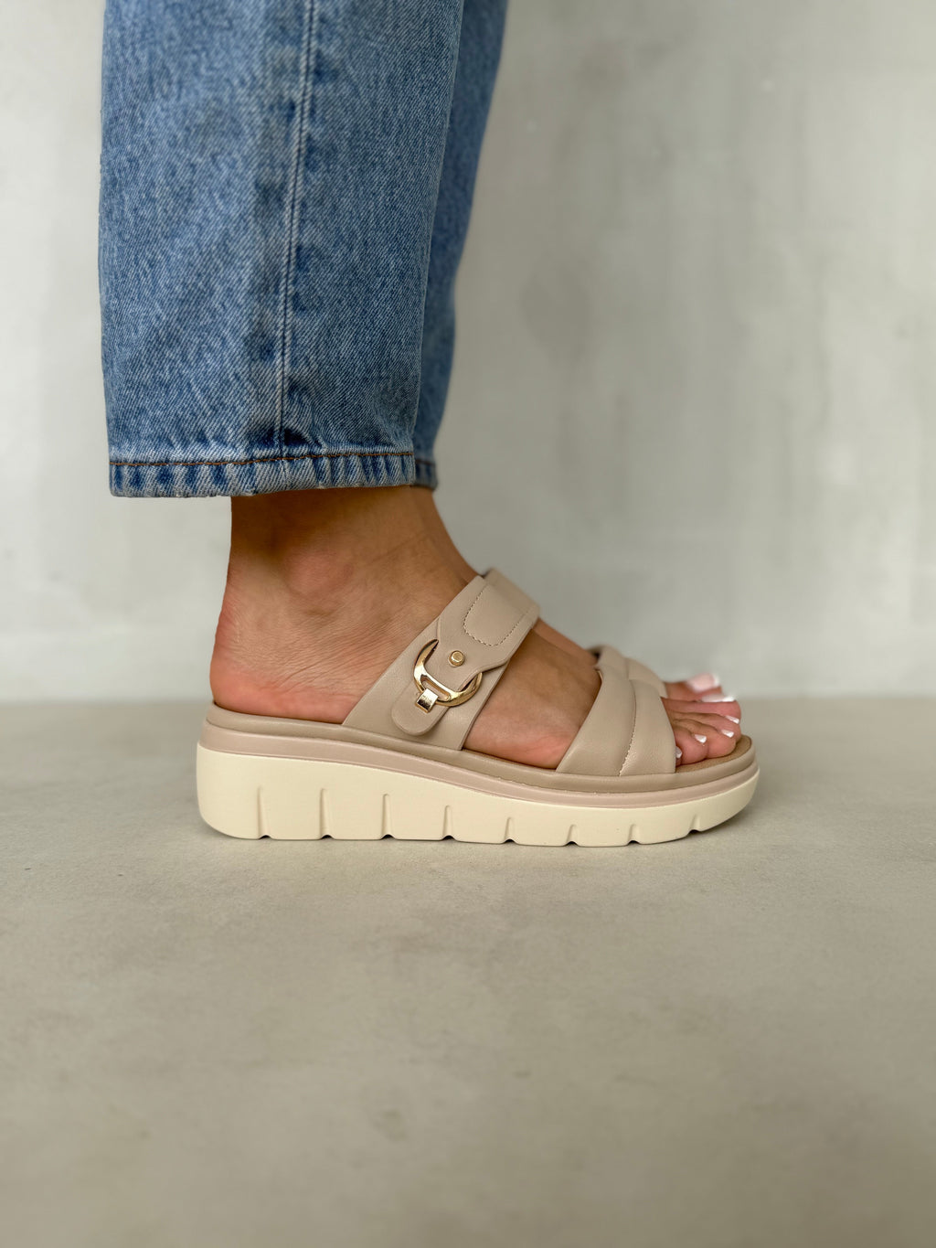 Sandalias Rosas Plataforma Con Doble Hebilla Modelo 14031 Confort Máximo Para Todo El Día Y Estilo Moderno