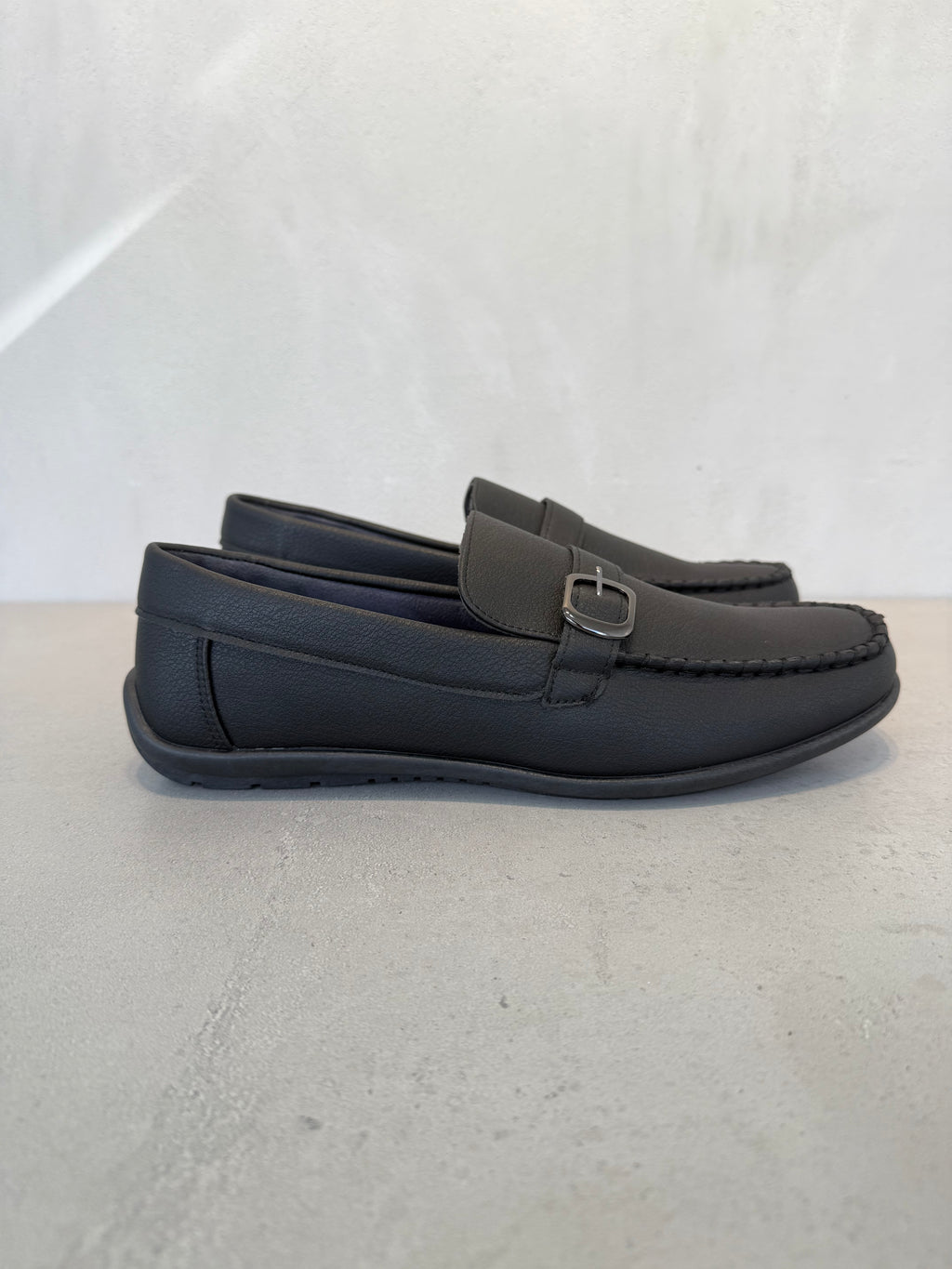 Zapatilla De Caballero + Negra Con Acabado Suave Y Líneas Limpias Cierre De Cordones Y Suela De Goma + Confort Diario + 14105