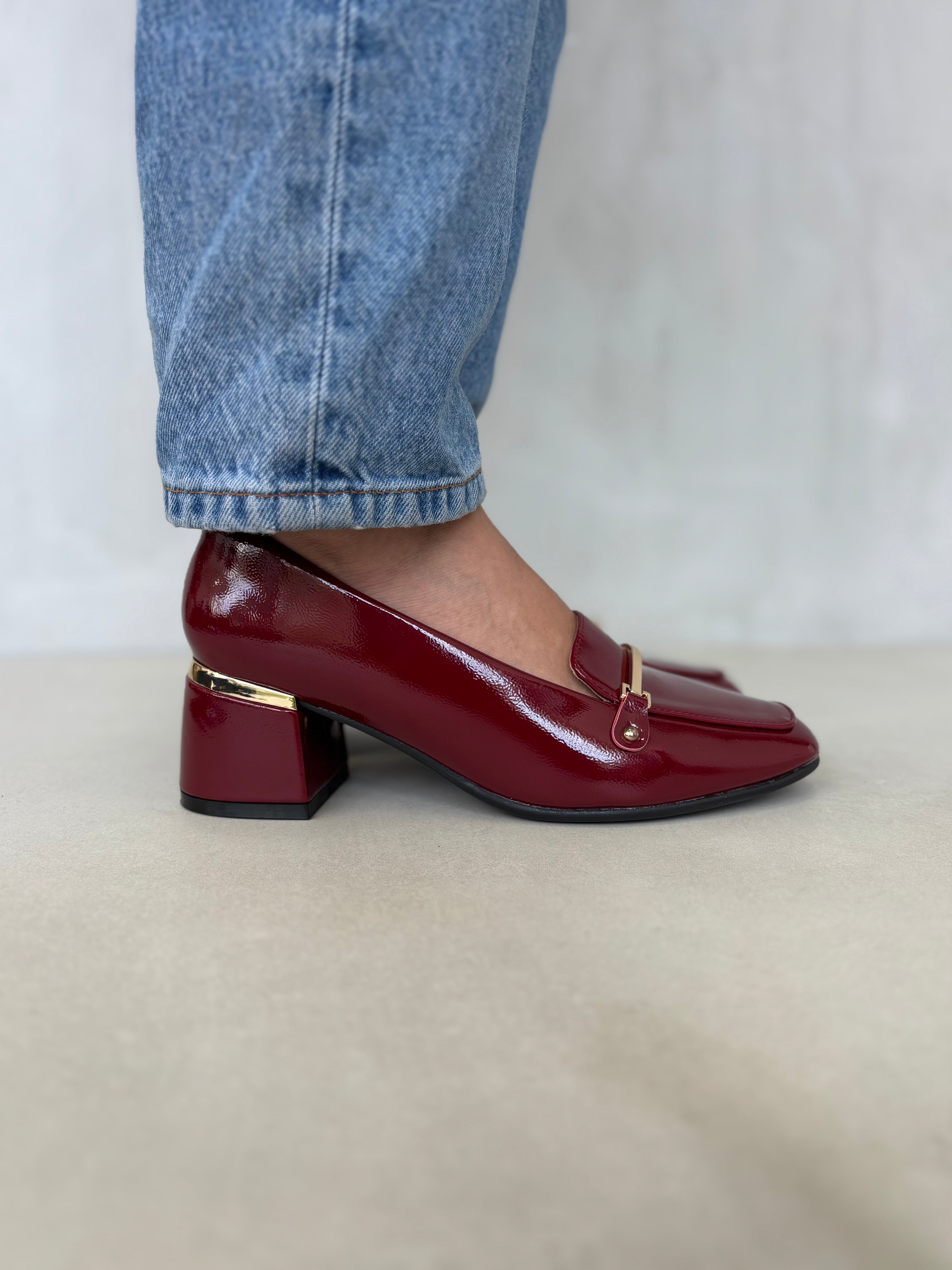 Zapatos De Tacón Elegancia Burdeos Con Charol Brillante Y Detalle Dorado 14257 Tacón Medio