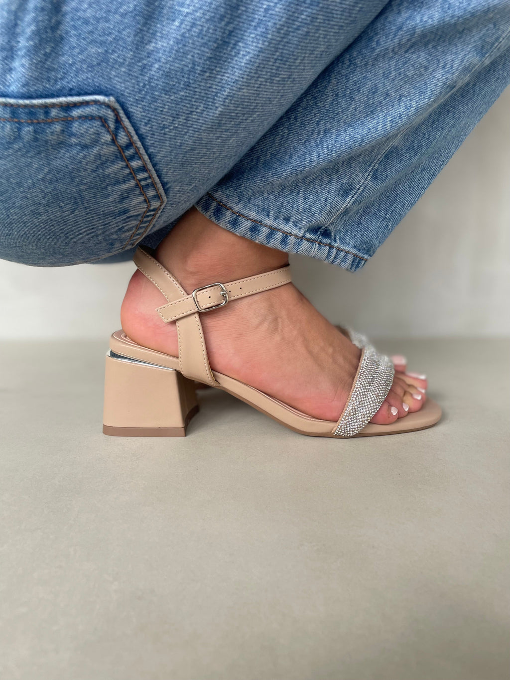 Sandalias Nova Beige 14336 Con Brillo En Tira Frontal Y Tacón Cuadrado Para Estabilidad