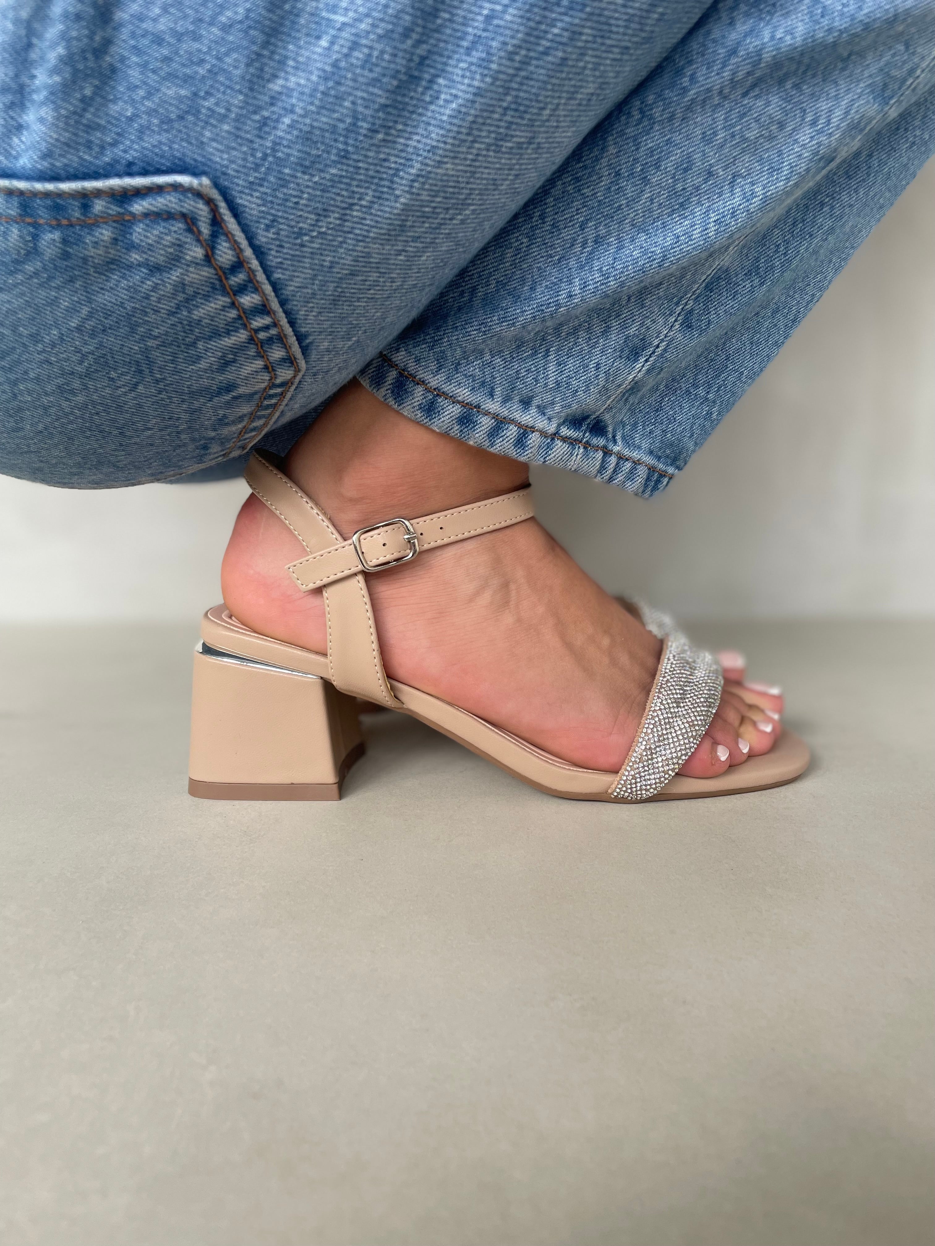 Sandalias Nova Beige 14336 Con Brillo En Tira Frontal Y Tacón Cuadrado Para Estabilidad