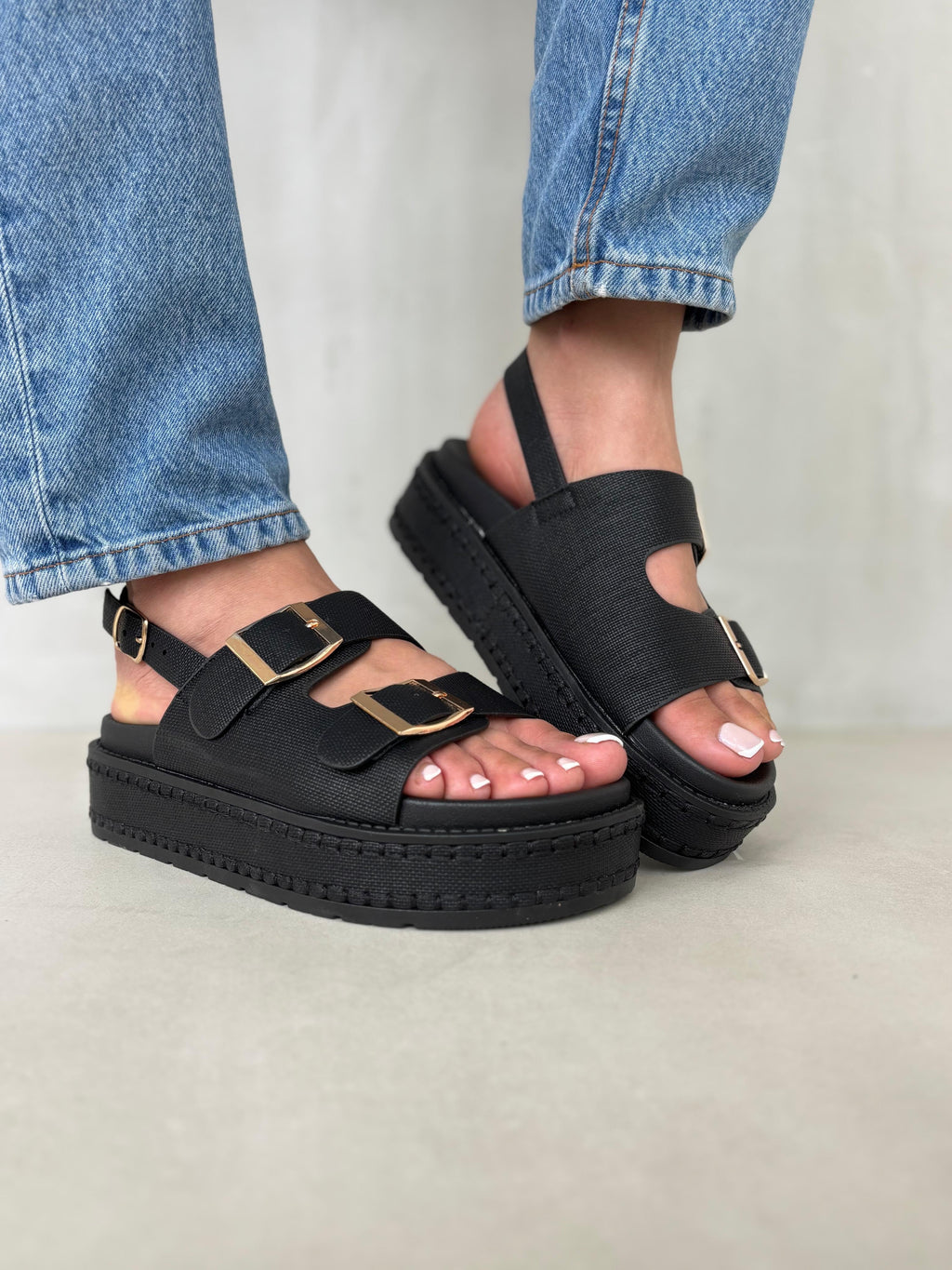 Sandalias Negras Plataforma Alta 14347 Con Hebillas Doradas Ajustables Y Correa Trasera