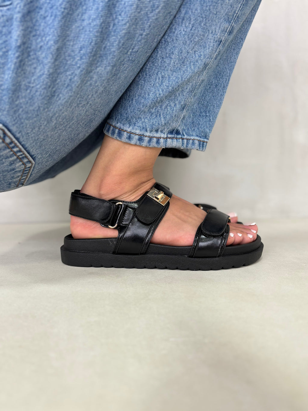 Sandalias Hebilla Metálica 14417 Con Suela Ergonómica Ligera Y Versátil Para Uso Diario