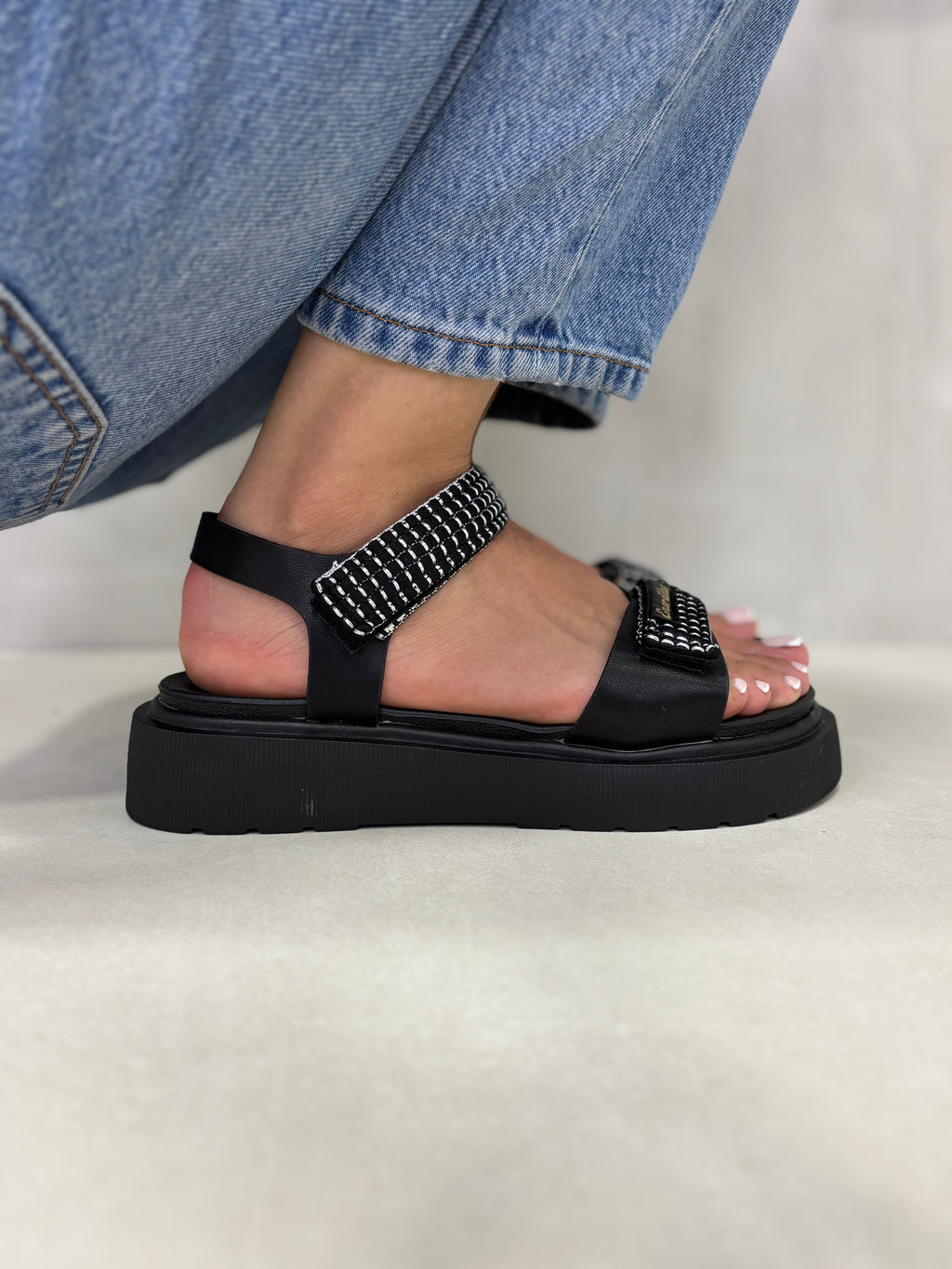 Sandalias Negras Con Plataforma Brillos 14272 Elegancia Moderna Para Estilo Casual O Nocturno