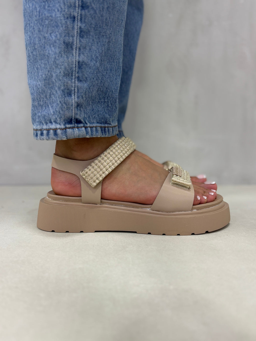 Sandalias Beige Con Plataforma Brillos 14273 Comodidad Elevada Y Estilo Moderno Diario