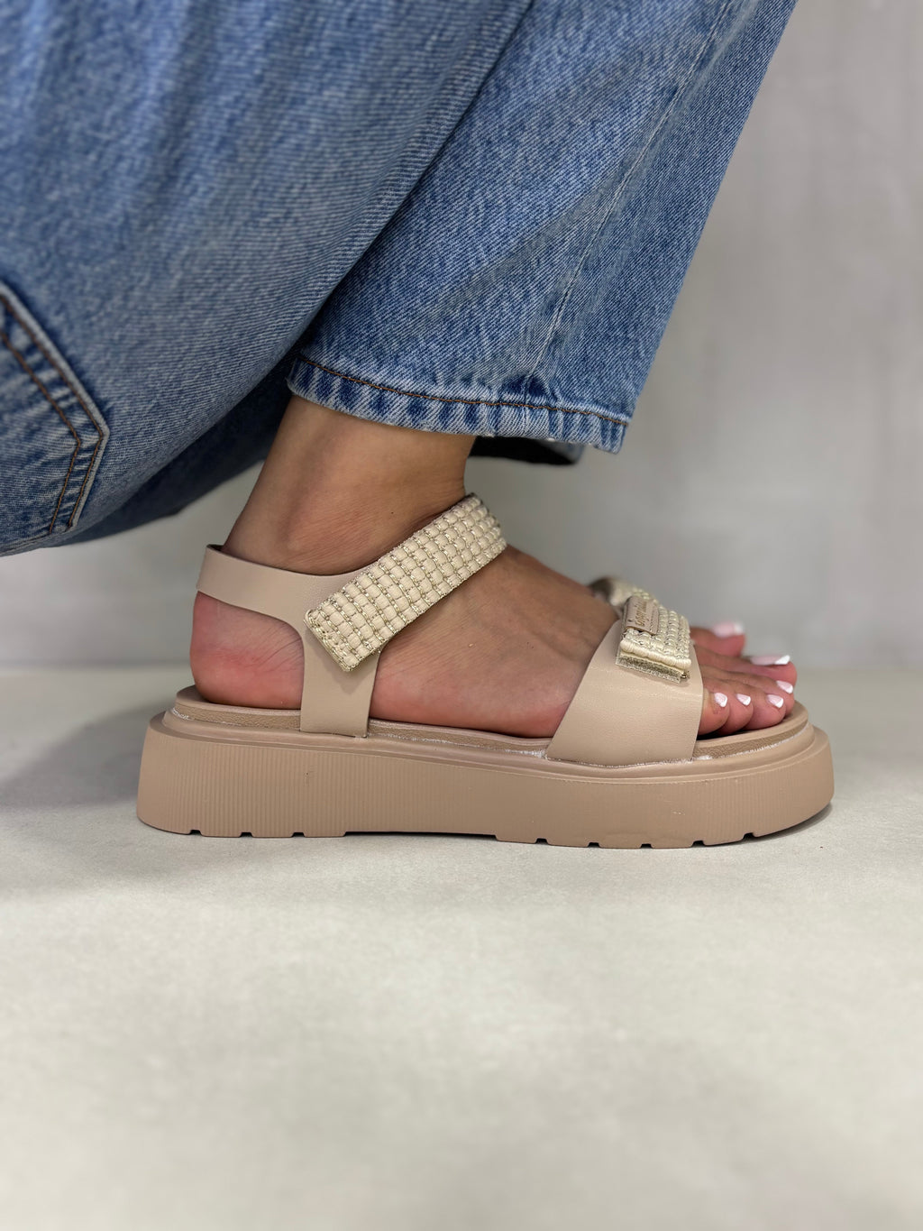 Sandalias Beige Con Plataforma Brillos 14273 Comodidad Elevada Y Estilo Moderno Diario