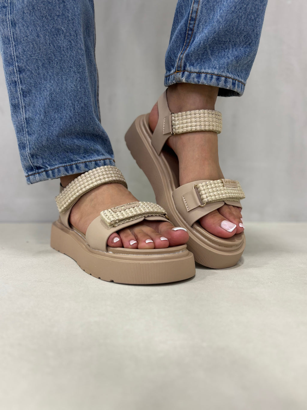 Sandalias Beige Con Plataforma Brillos 14273 Comodidad Elevada Y Estilo Moderno Diario