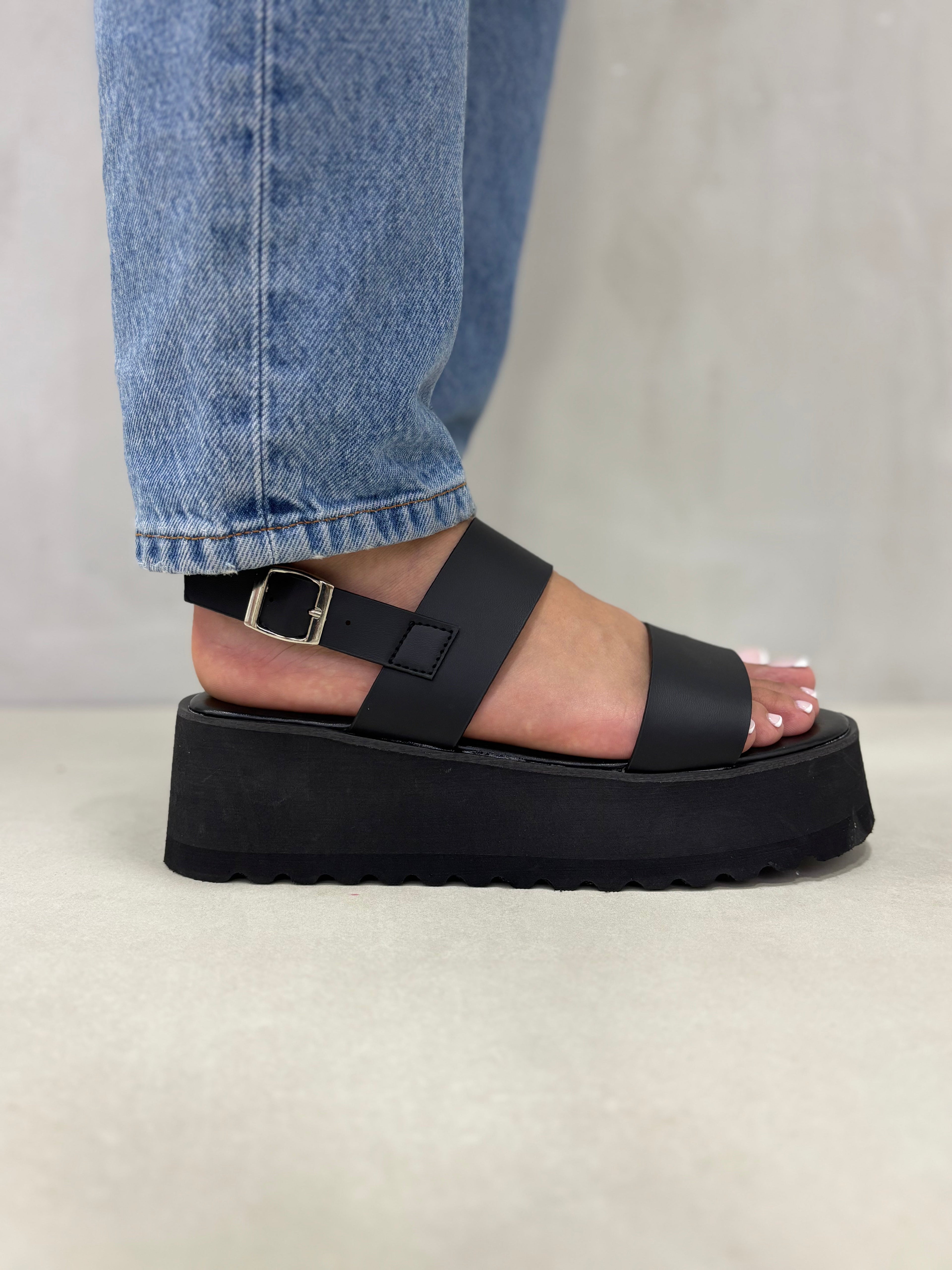 Sandalias Negras con Plataforma Alta y Hebilla Metálica Estilo Urbano y Sofisticado – 14269
