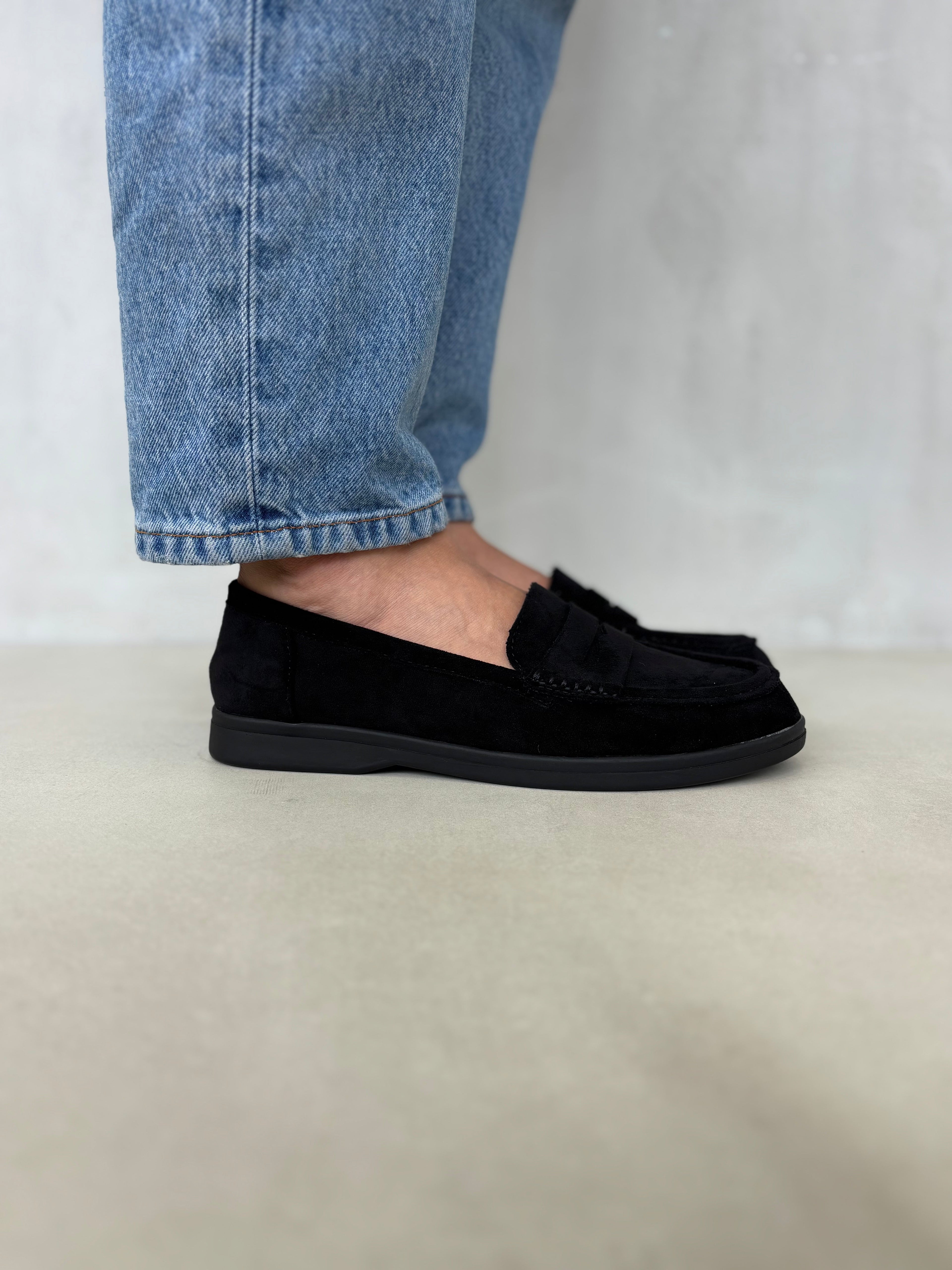 Mocasines Gamuza Negro 14450 Con Textura Suave Y Suela Del Mismo Tono Confort Y Elegancia