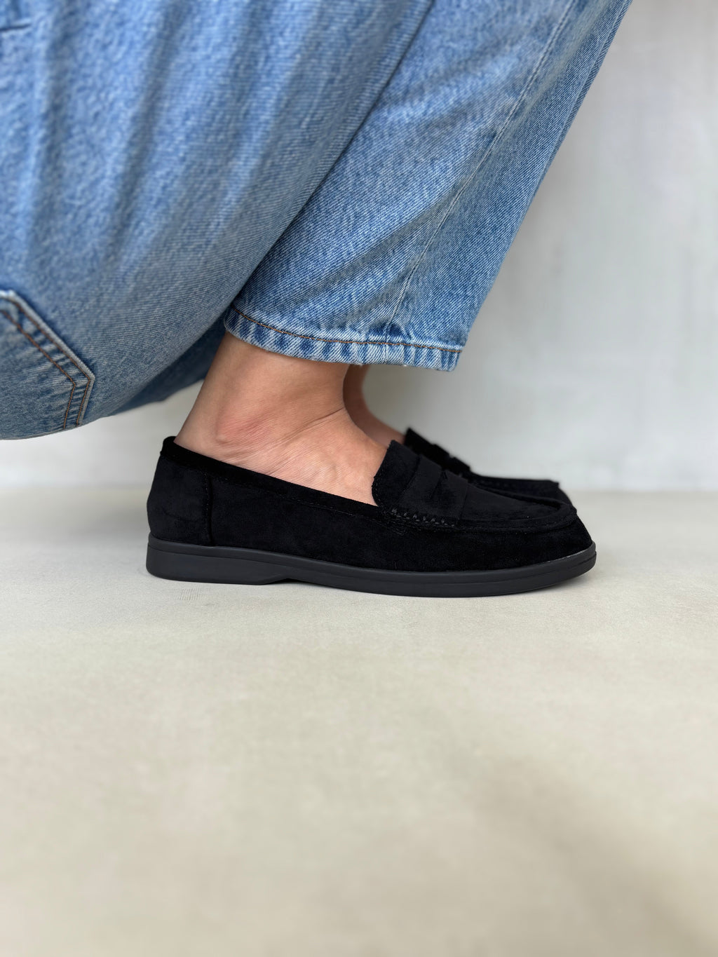 Mocasines Gamuza Negro 14450 Con Textura Suave Y Suela Del Mismo Tono Confort Y Elegancia