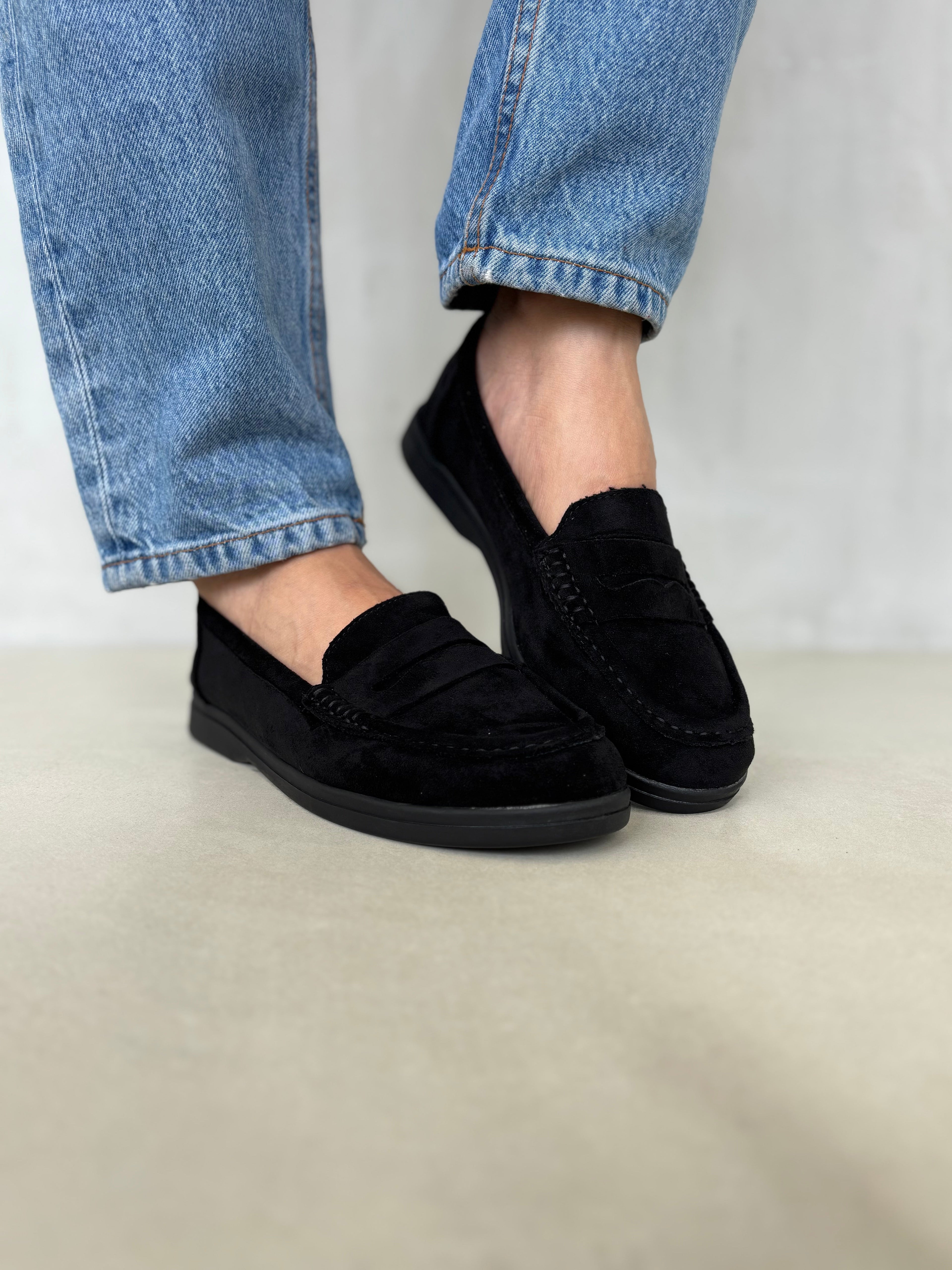 Mocasines Gamuza Negro 14450 Con Textura Suave Y Suela Del Mismo Tono Confort Y Elegancia