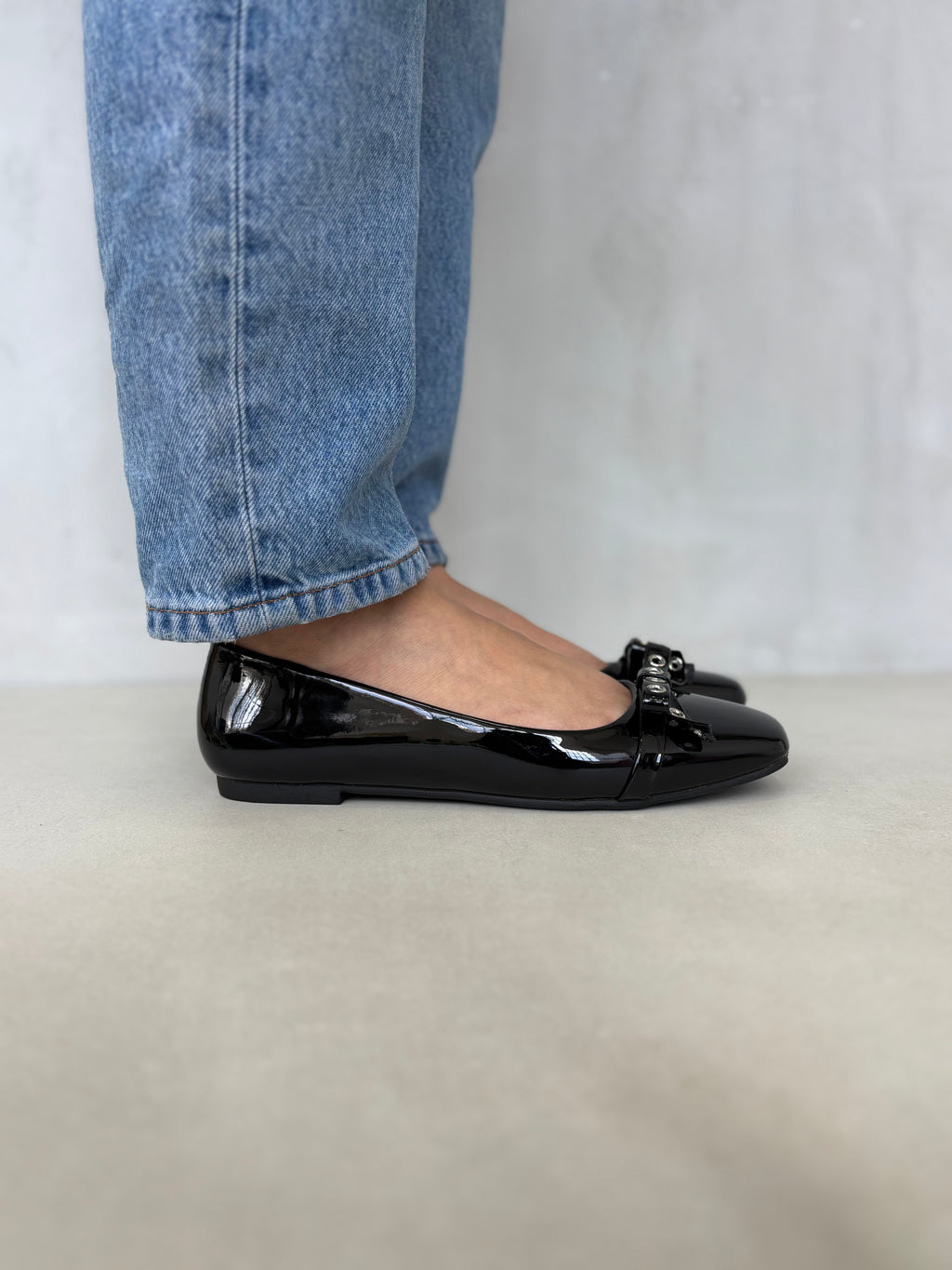 Bailarinas Negras de Charol Brillante con Lazo Frontal – Estilo Atemporal y Versátil – 14457