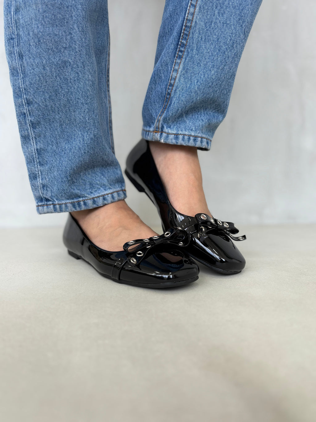 Bailarinas Negras de Charol Brillante con Lazo Frontal – Estilo Atemporal y Versátil – 14457