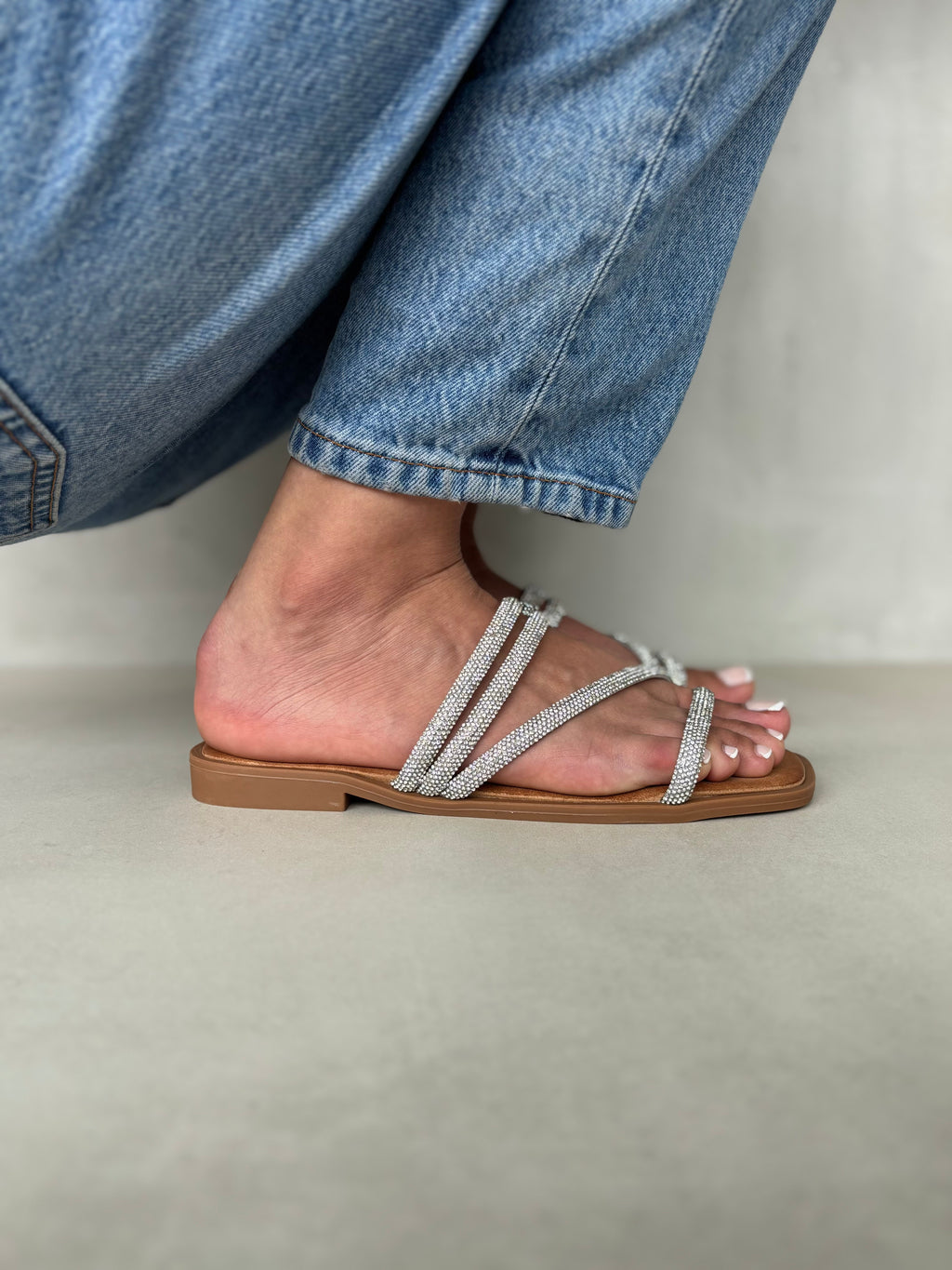 Sandalias Brillo Plateado 14470 Con Tiras Finas Y Punta Cuadrada Con Acabado Brillante