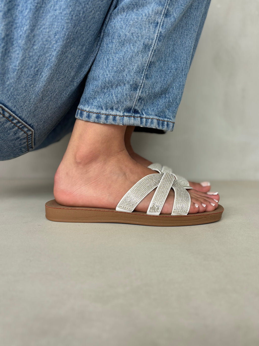 Sandalias Brillo Cruzado Blanco 14500 Elegancia Moderna Y Comodidad Para Cada Paso Diario