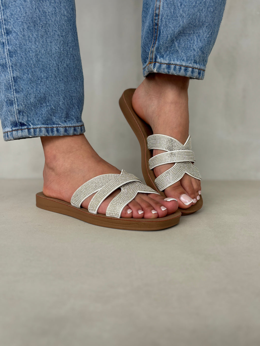Sandalias Brillo Cruzado Blanco 14500 Elegancia Moderna Y Comodidad Para Cada Paso Diario