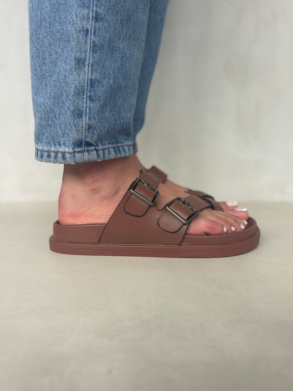 Sandalias Comodidad Natural 14494 Con Suela Ergonómica Y Doble Hebilla Metálica Para Confort Todo El Día