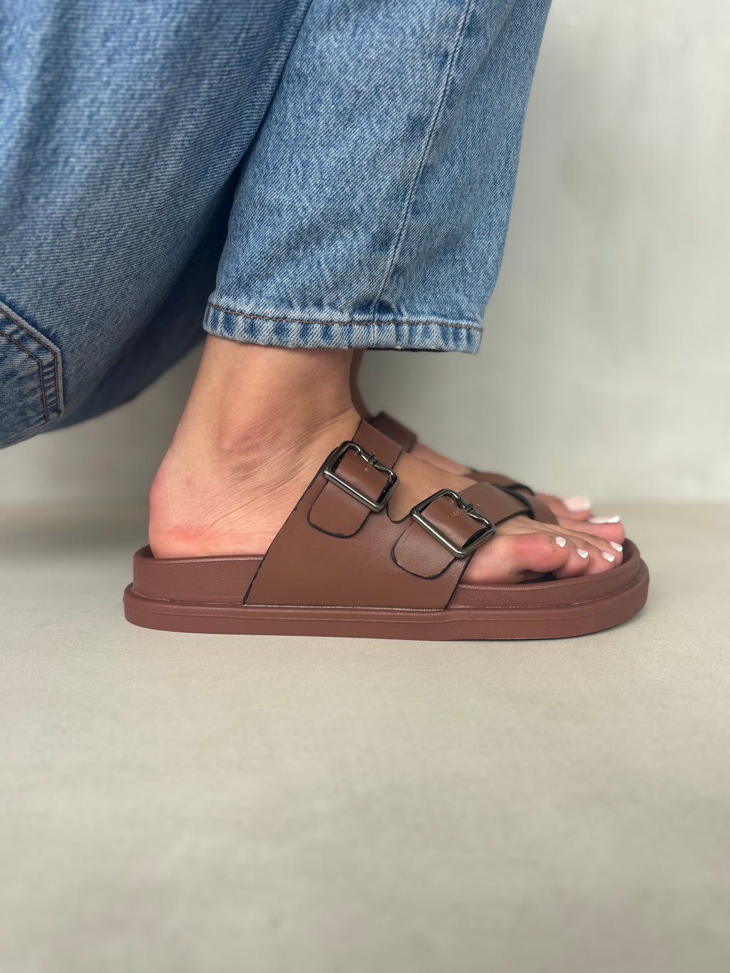 Sandalias Comodidad Natural 14494 Con Suela Ergonómica Y Doble Hebilla Metálica Para Confort Todo El Día