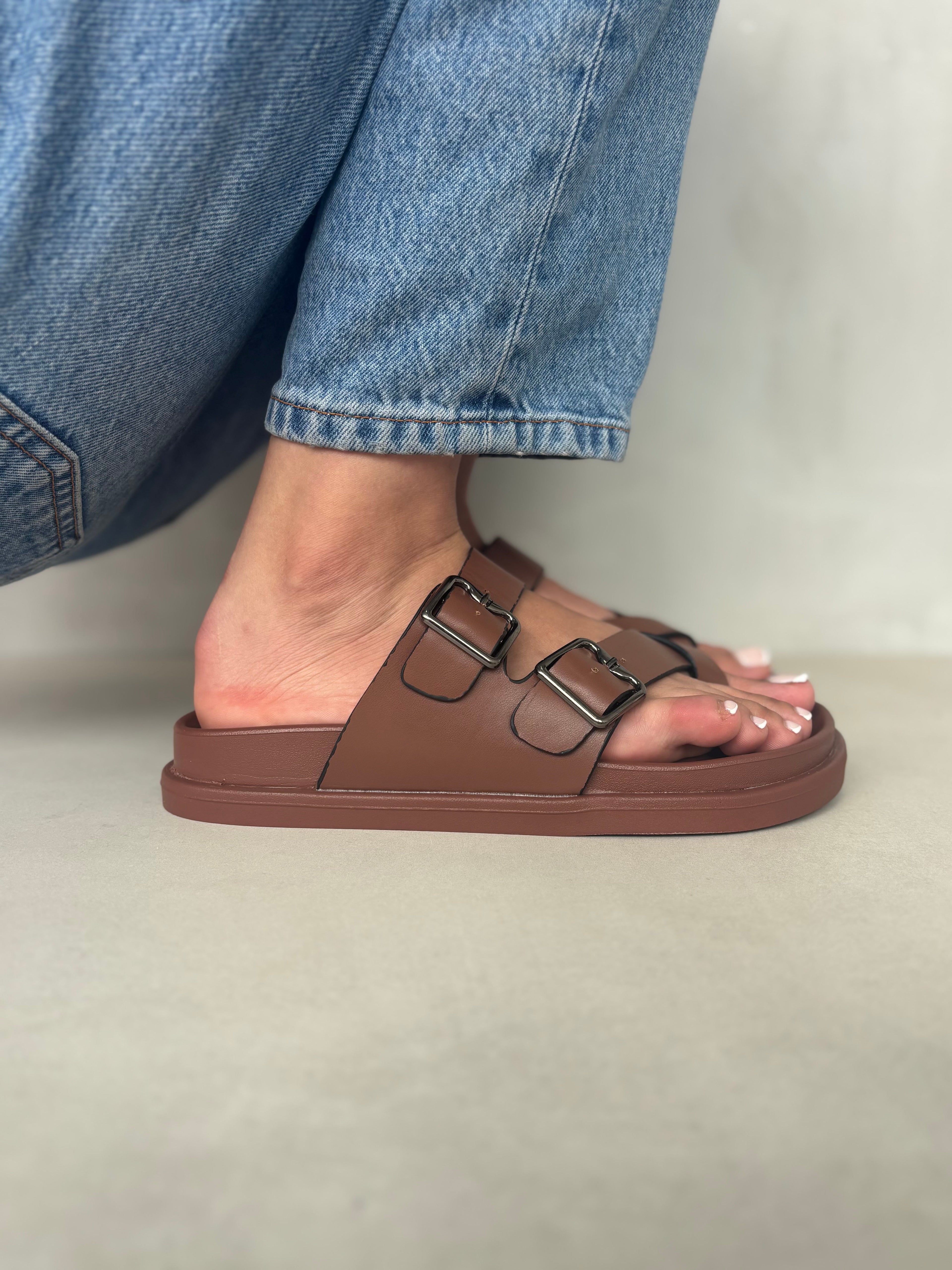 Sandalias Comodidad Natural 14494 Con Suela Ergonómica Y Doble Hebilla Metálica Para Confort Todo El Día