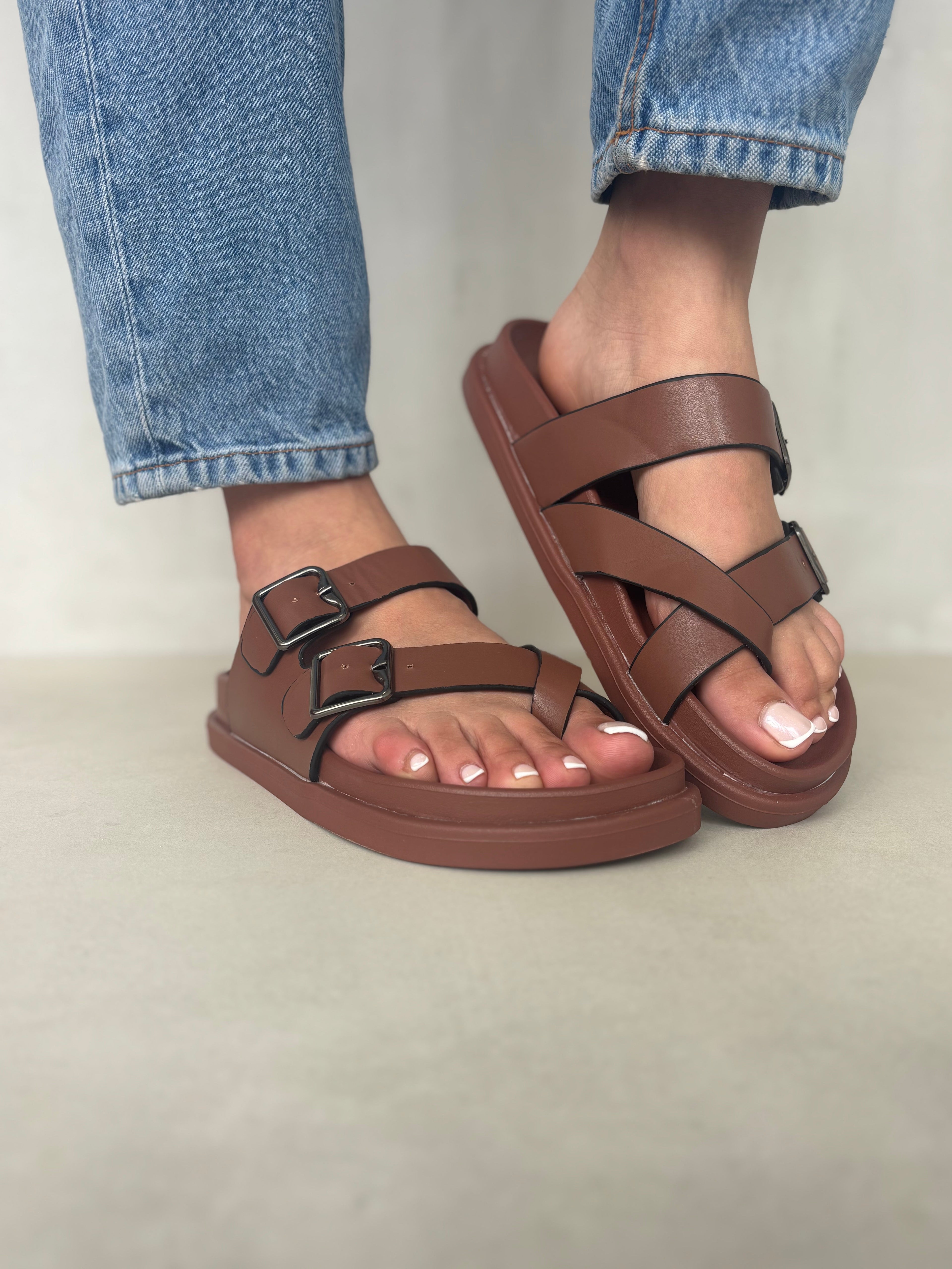 Sandalias Comodidad Natural 14494 Con Suela Ergonómica Y Doble Hebilla Metálica Para Confort Todo El Día