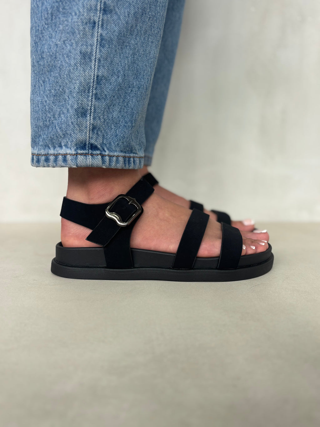 Sandalias Negras Elegancia Minimalista 14476 Con Tiras Cruzadas Y Hebilla Para Uso Diario