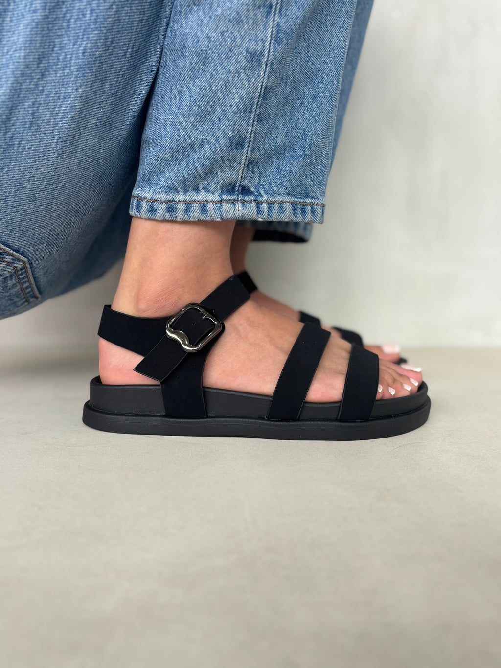Sandalias Negras Elegancia Minimalista 14476 Con Tiras Cruzadas Y Hebilla Para Uso Diario