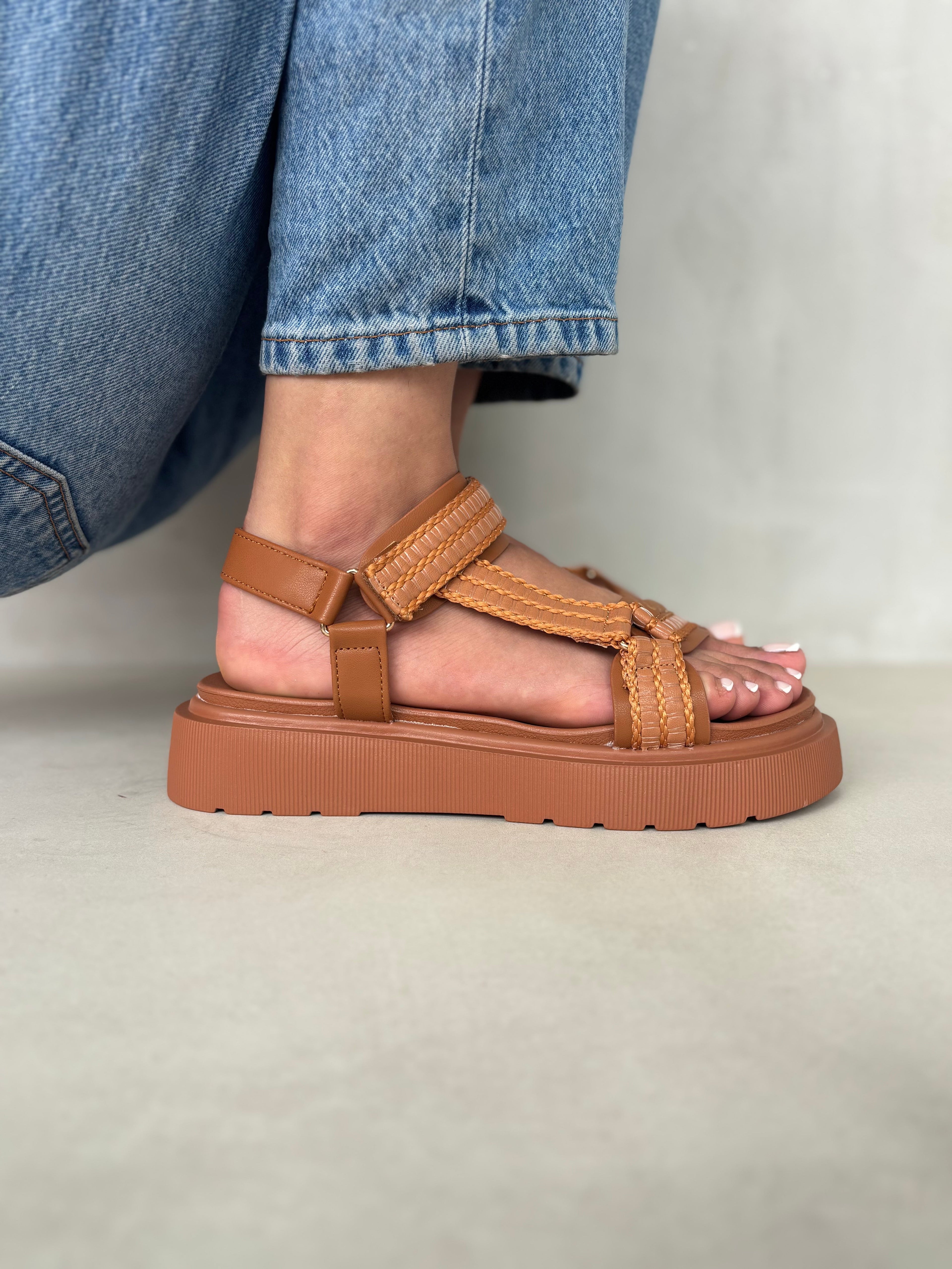 Sandalias Camel Plataforma 14276 Con Cierres Ajustables Y Diseño Versátil Para Verano