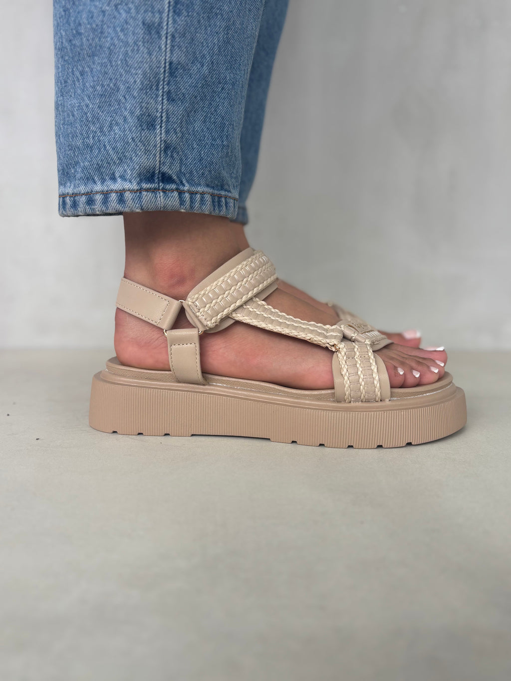 Sandalias Beige Plataforma 14277 Con Cierres Ajustables Ligera Y Moderna Para Todo El Dia