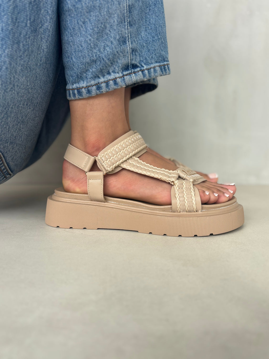 Sandalias Beige Plataforma 14277 Con Cierres Ajustables Ligera Y Moderna Para Todo El Dia