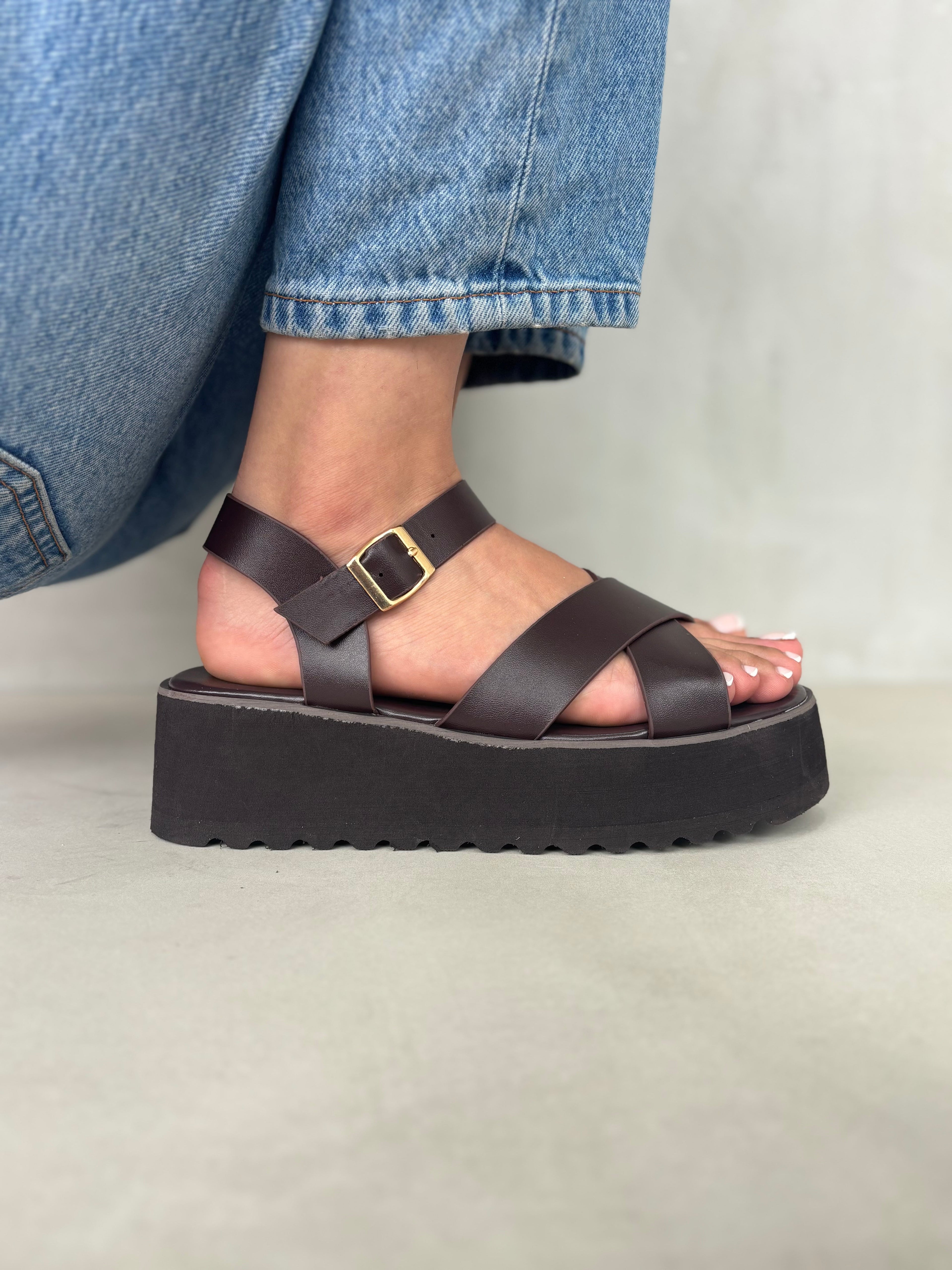 Sandalias Marrón Oscuro Con Plataforma Alta Y Tiras Cruzadas En El Empeine + Estilo Atemporal Y Funcional + 14267