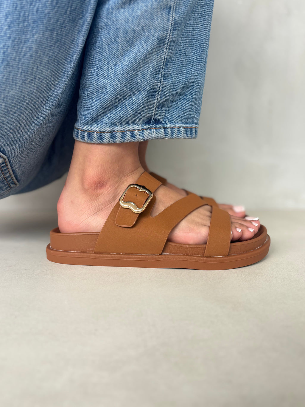 Sandalias Camel Hebilla Dorada Cruzadas 14474 Confort Excepcional Y Frescura En Cada Paso