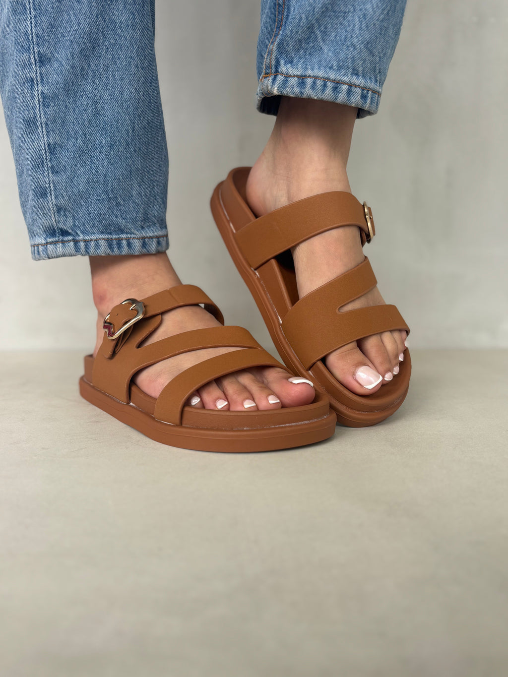 Sandalias Camel Hebilla Dorada Cruzadas 14474 Confort Excepcional Y Frescura En Cada Paso