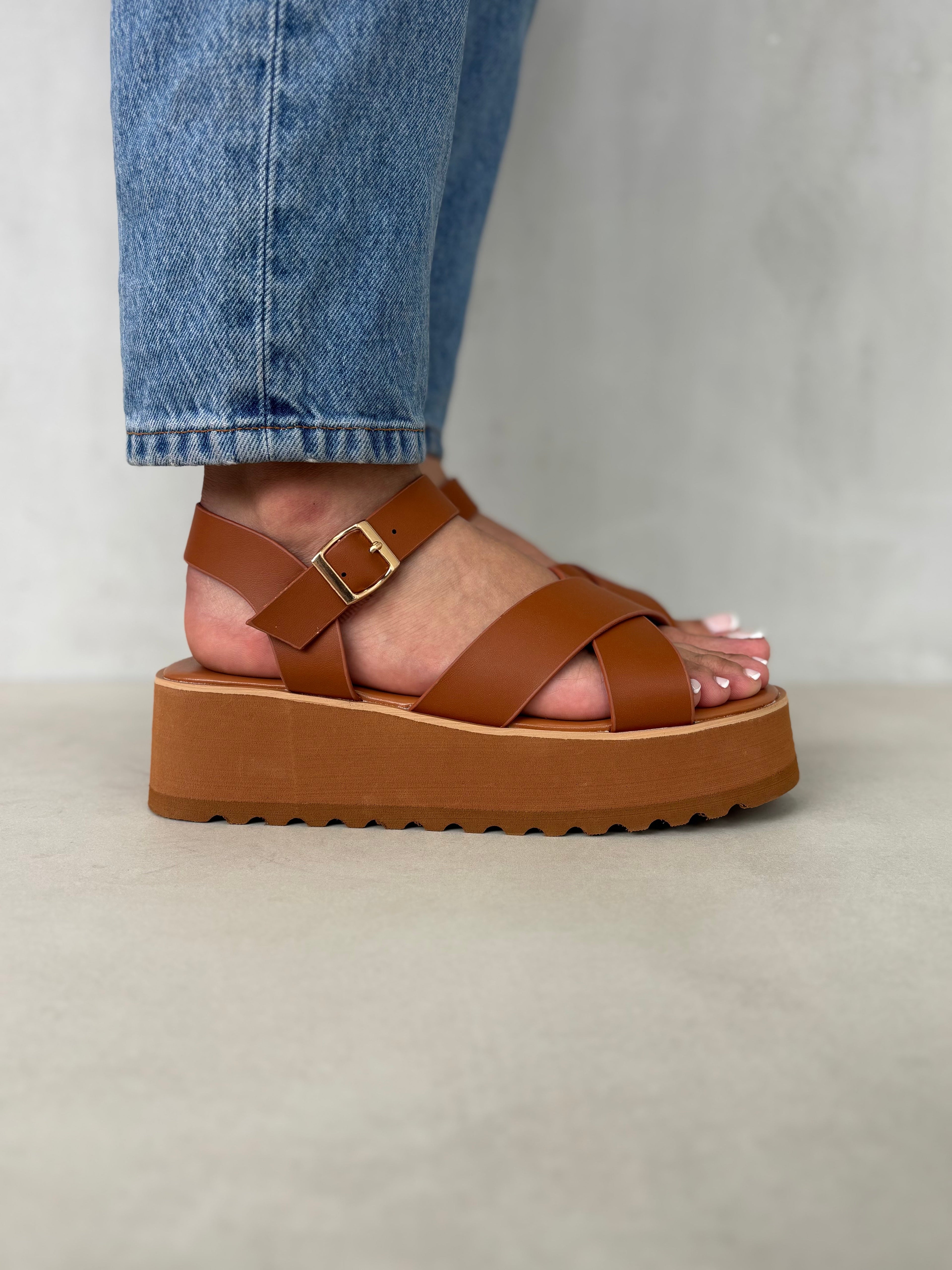 Sandalias Camel Con Plataforma Y Cruces En El Empeine – Versátiles Y Modernas – 14268