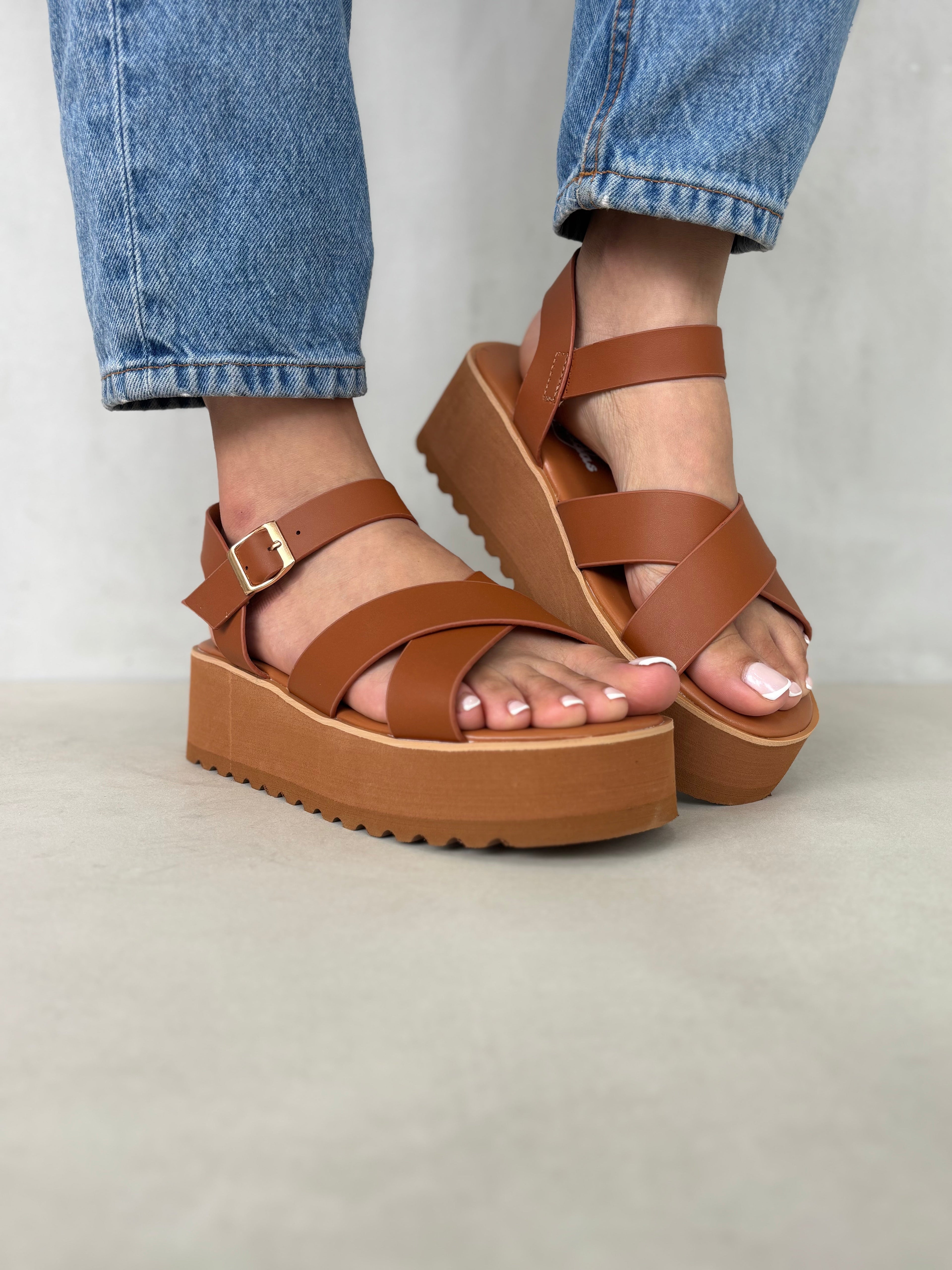 Sandalias Camel Con Plataforma Y Cruces En El Empeine – Versátiles Y Modernas – 14268