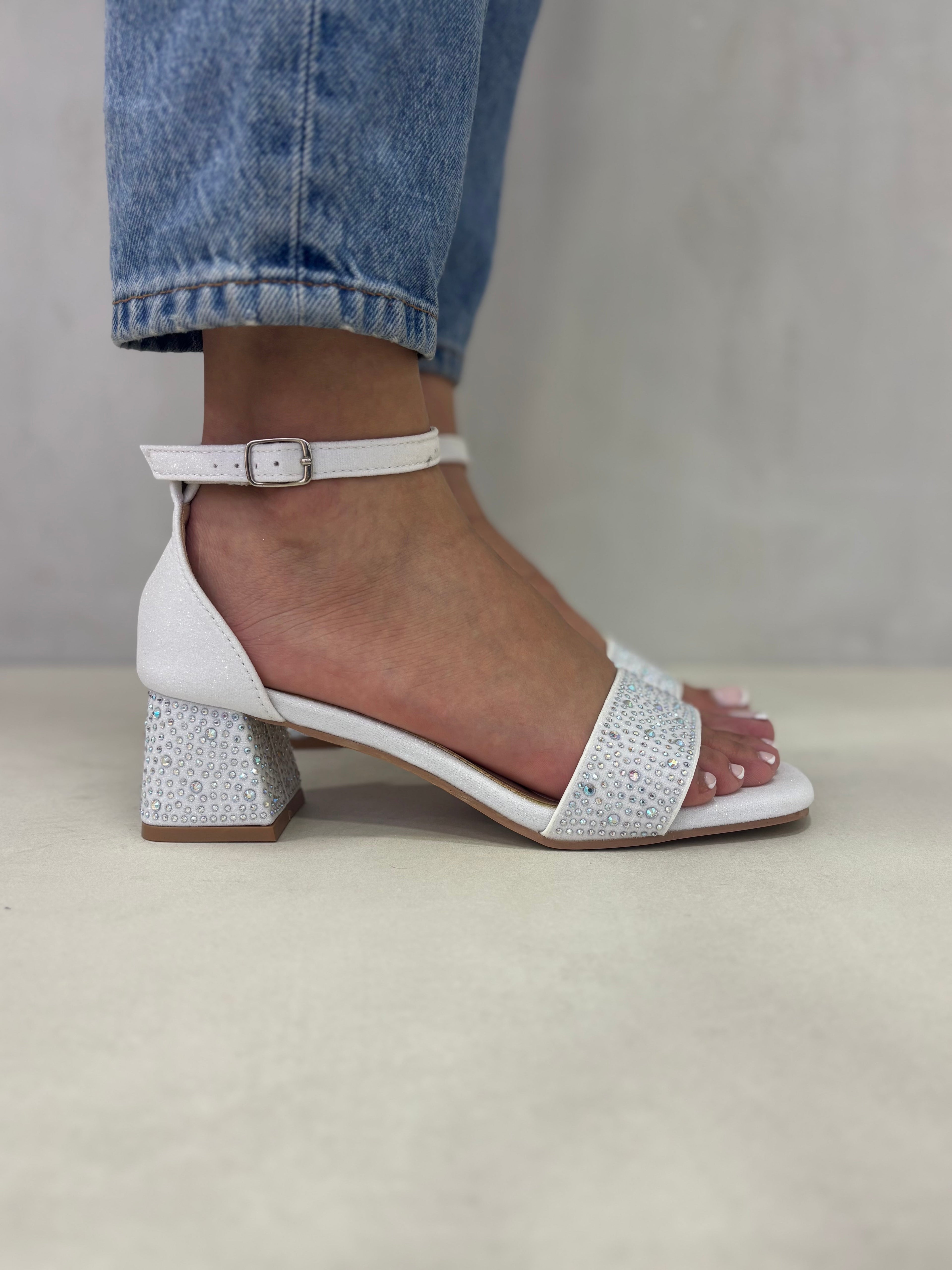 Sandalias Blancas Con Brillos Y Tacón Cuadrado 14468 Elegancia Y Sofisticación En Cada Paso