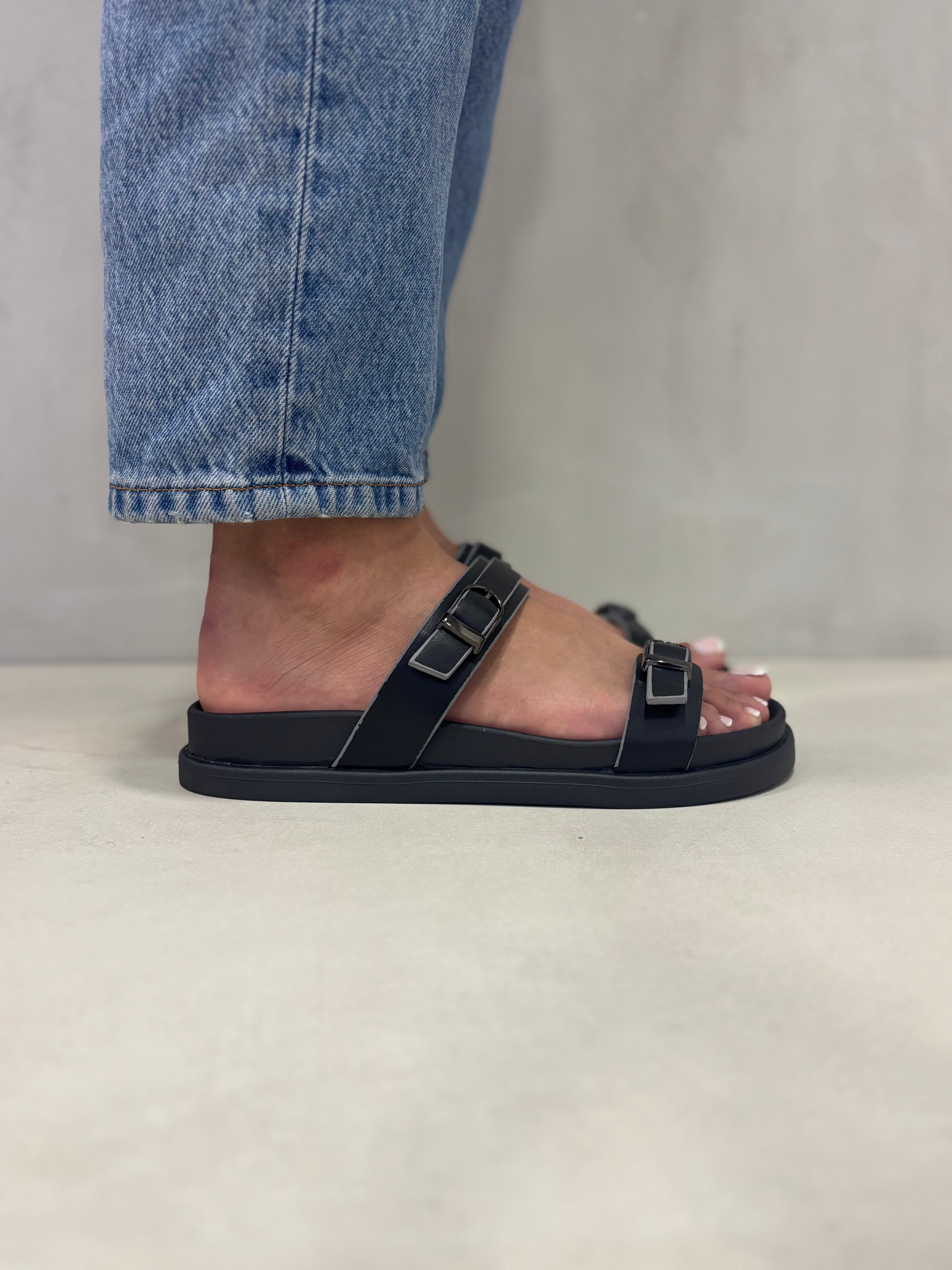 Sandalias Estilo Esencial 14484 Con Doble Hebilla Metálica Y Suela Ergonómica Para Soporte Del Arco