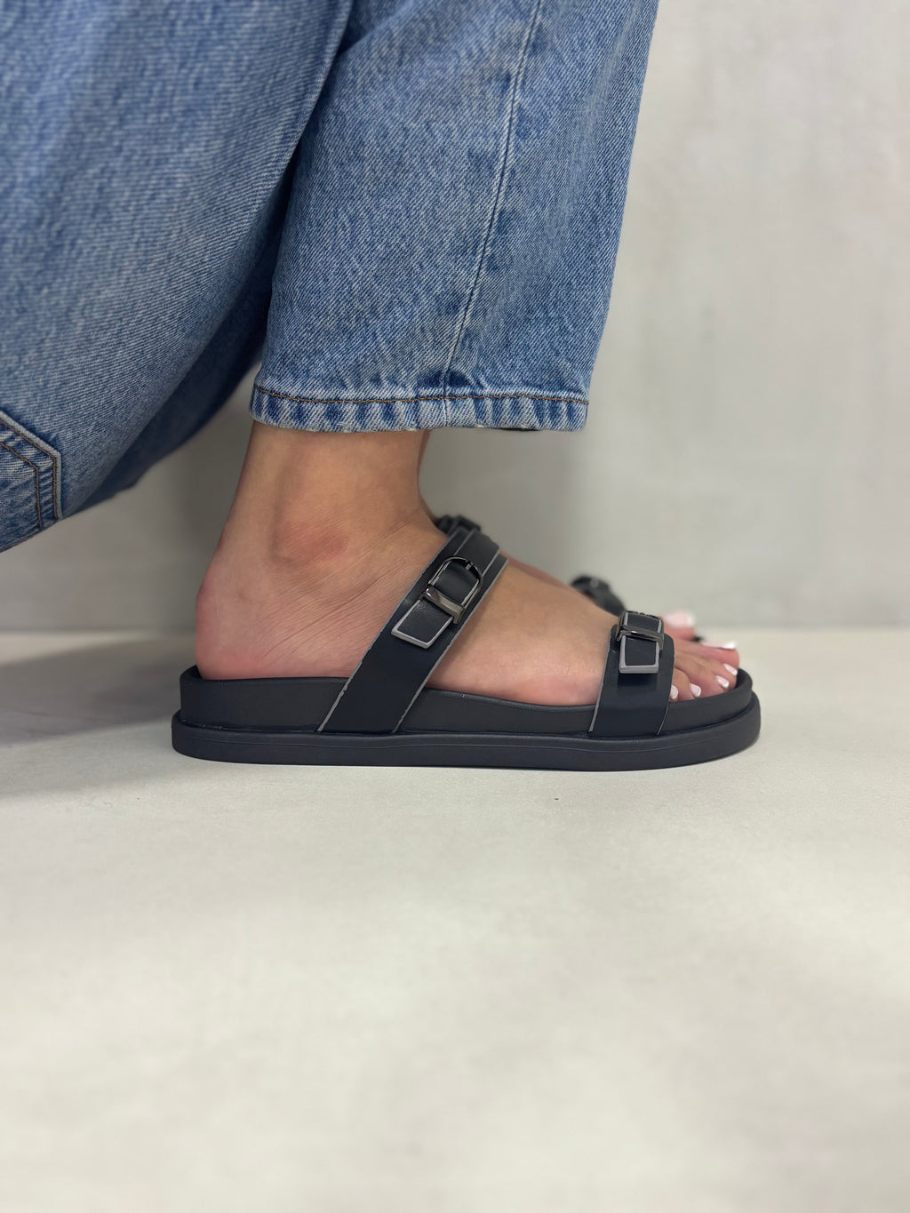 Sandalias Estilo Esencial 14484 Con Doble Hebilla Metálica Y Suela Ergonómica Para Soporte Del Arco