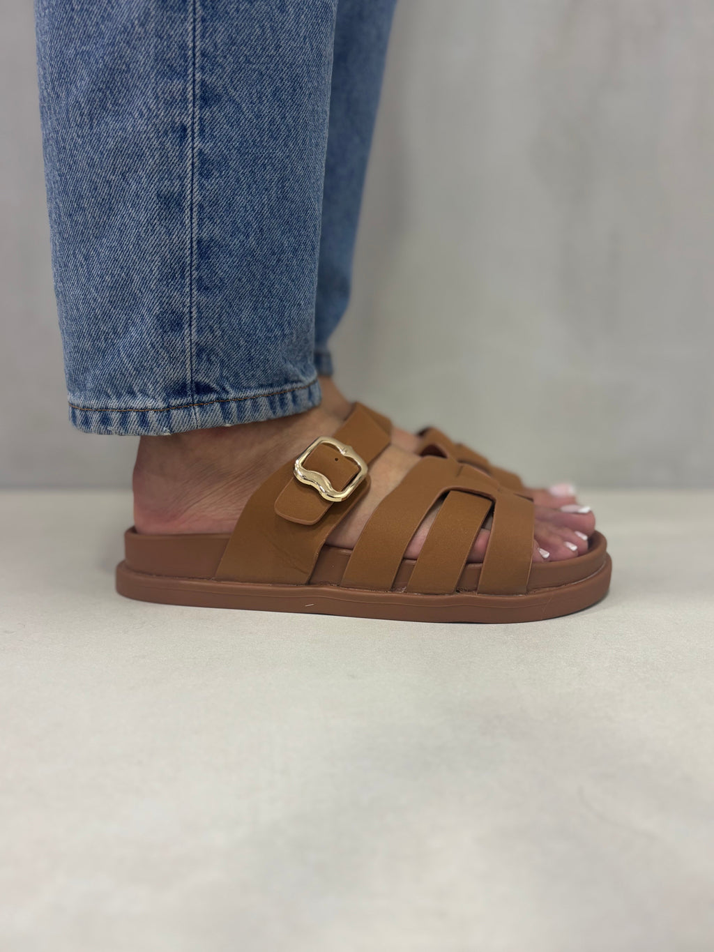 Sandalias Camel Entrelazadas 14482 Con Hebilla Dorada Y Diseño Entrelazado Sofisticado