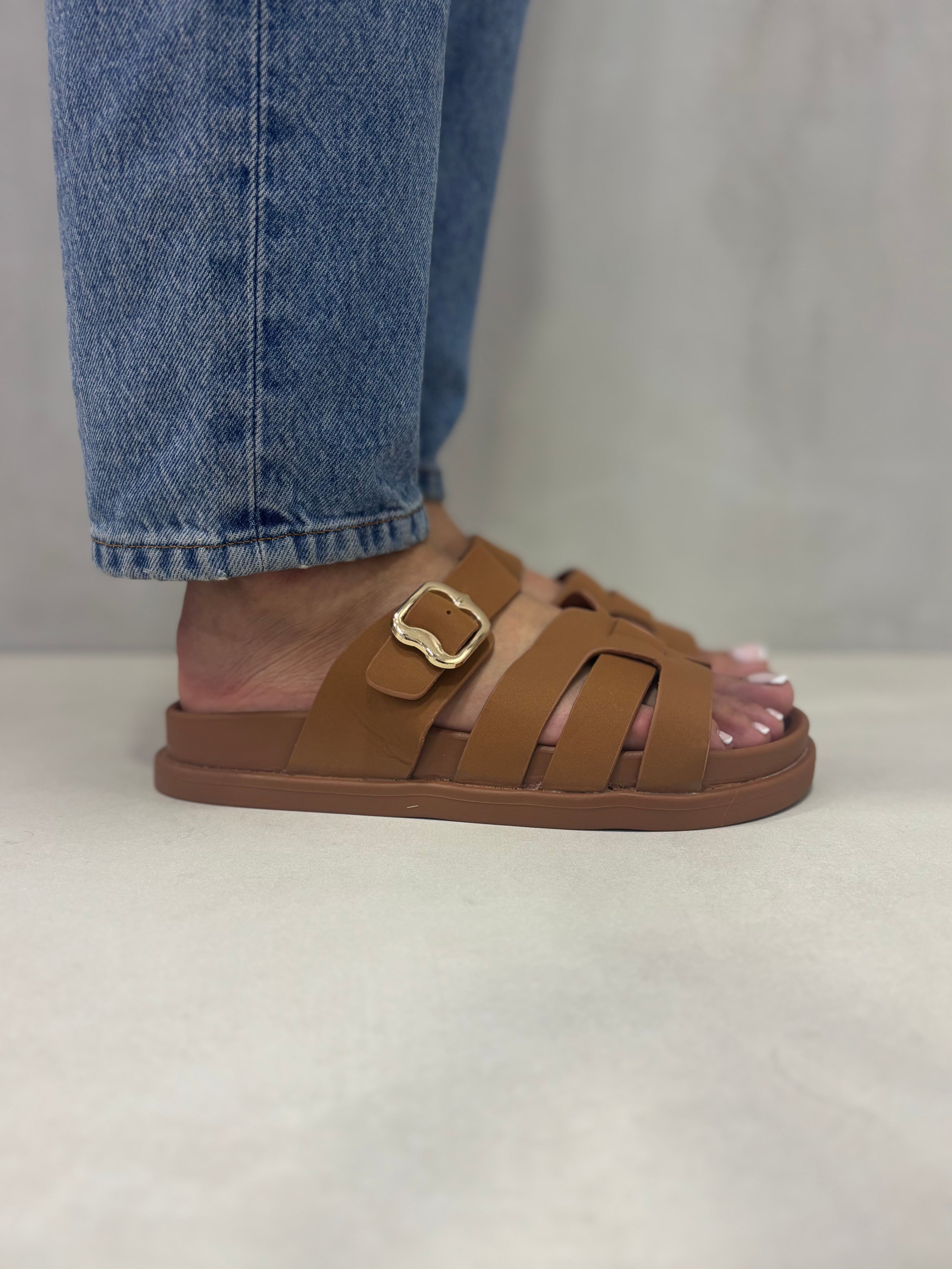 Sandalias Camel Entrelazadas 14482 Con Hebilla Dorada Y Diseño Entrelazado Sofisticado