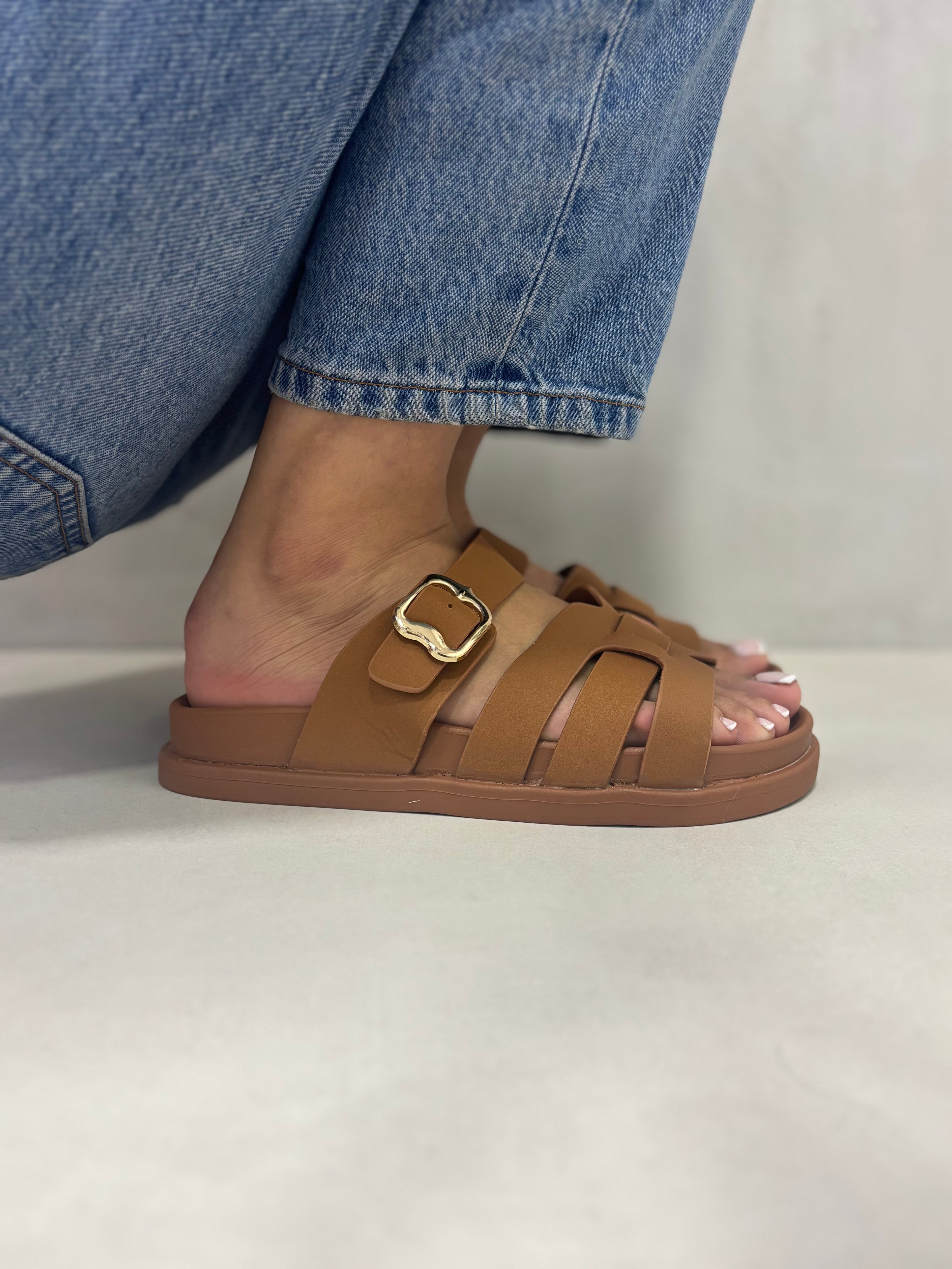 Sandalias Camel Entrelazadas 14482 Con Hebilla Dorada Y Diseño Entrelazado Sofisticado