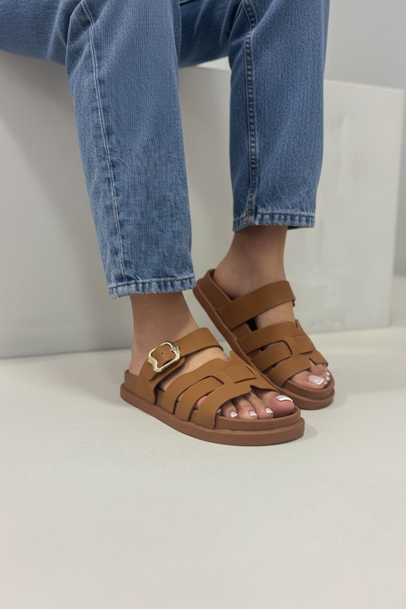 Sandalias Camel Entrelazadas 14482 Con Hebilla Dorada Y Diseño Entrelazado Sofisticado