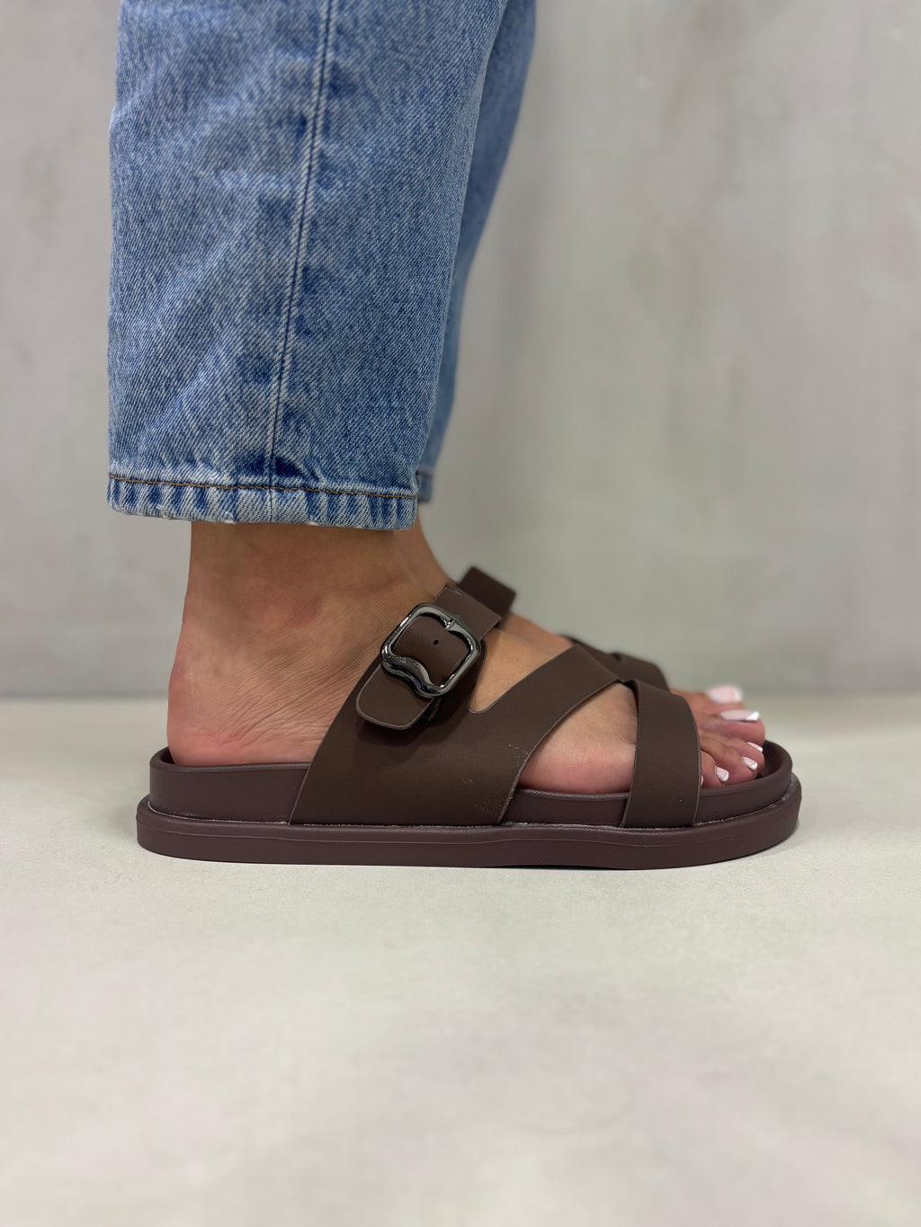 Sandalias Cruzadas Con Hebilla Oscura 14473 Comodidad Todo El Día Y Estilo Clásico