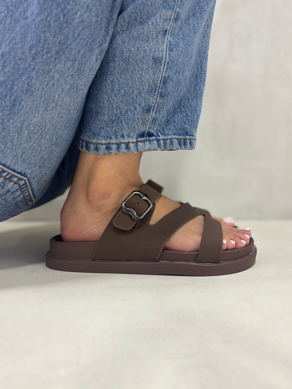 Sandalias Cruzadas Con Hebilla Oscura 14473 Comodidad Todo El Día Y Estilo Clásico