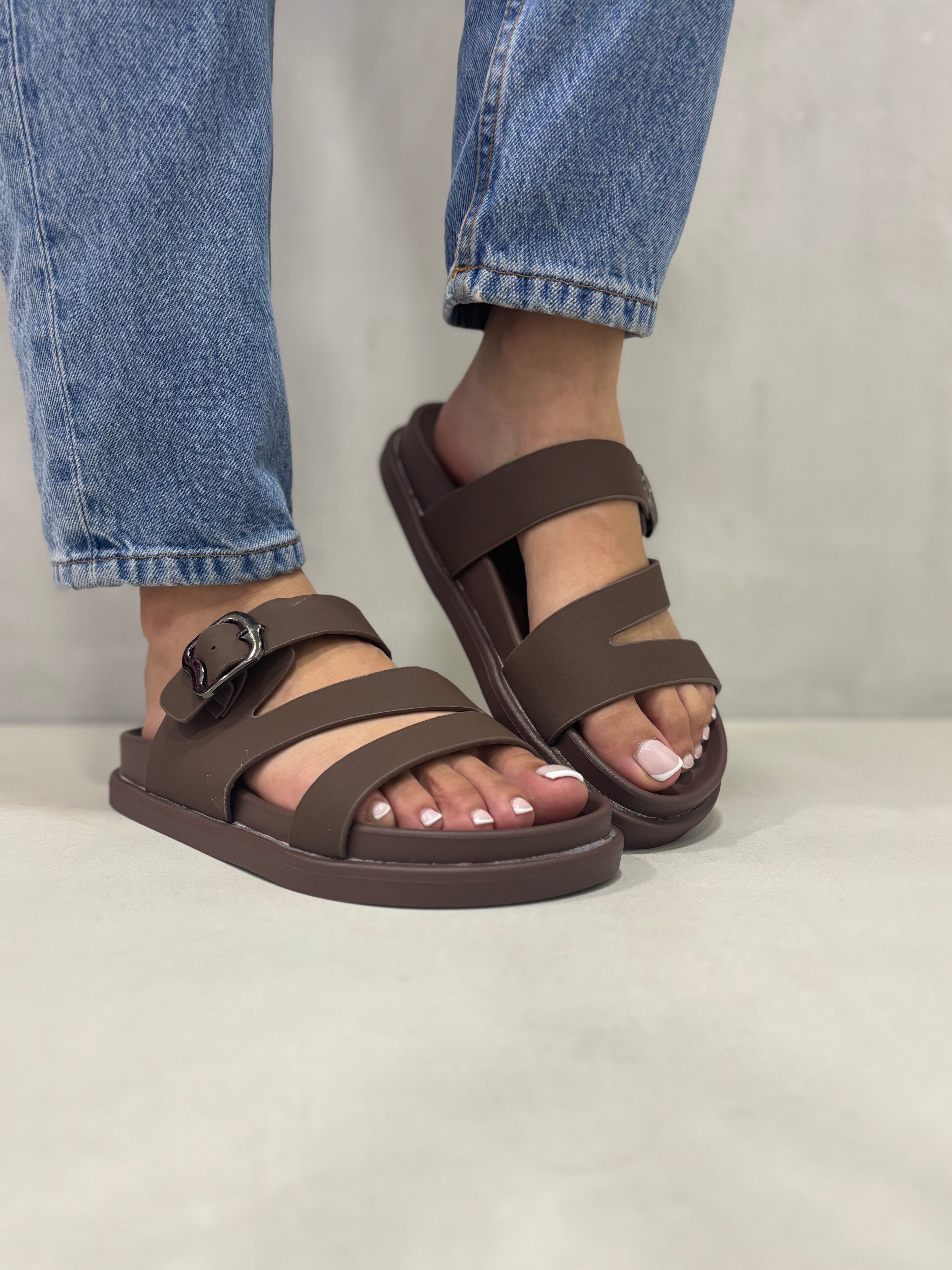 Sandalias Cruzadas Con Hebilla Oscura 14473 Comodidad Todo El Día Y Estilo Clásico