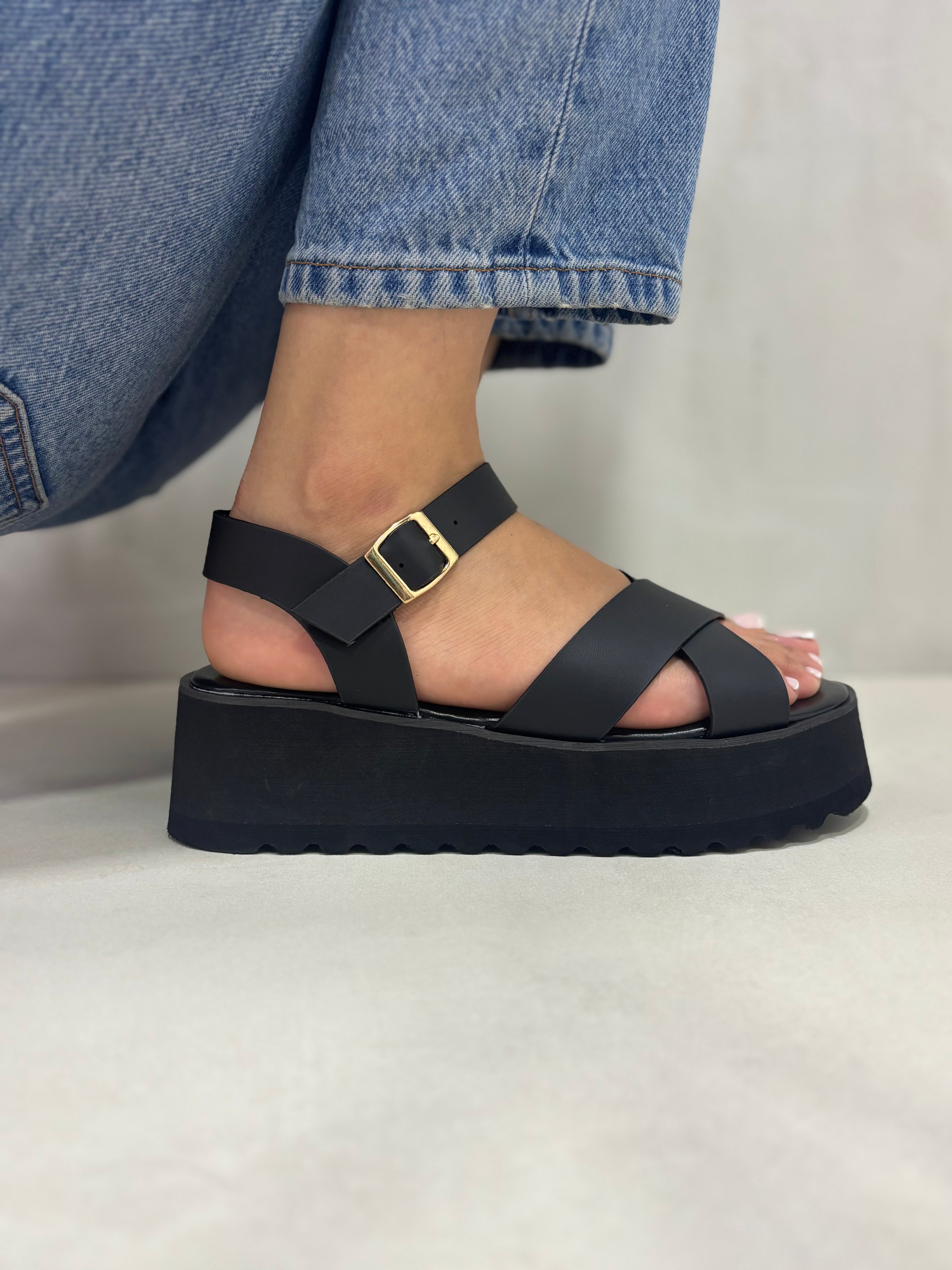 Sandalias Negras con Plataforma y Cruces en el Empeine Minimalistas y Sofisticadas 14266