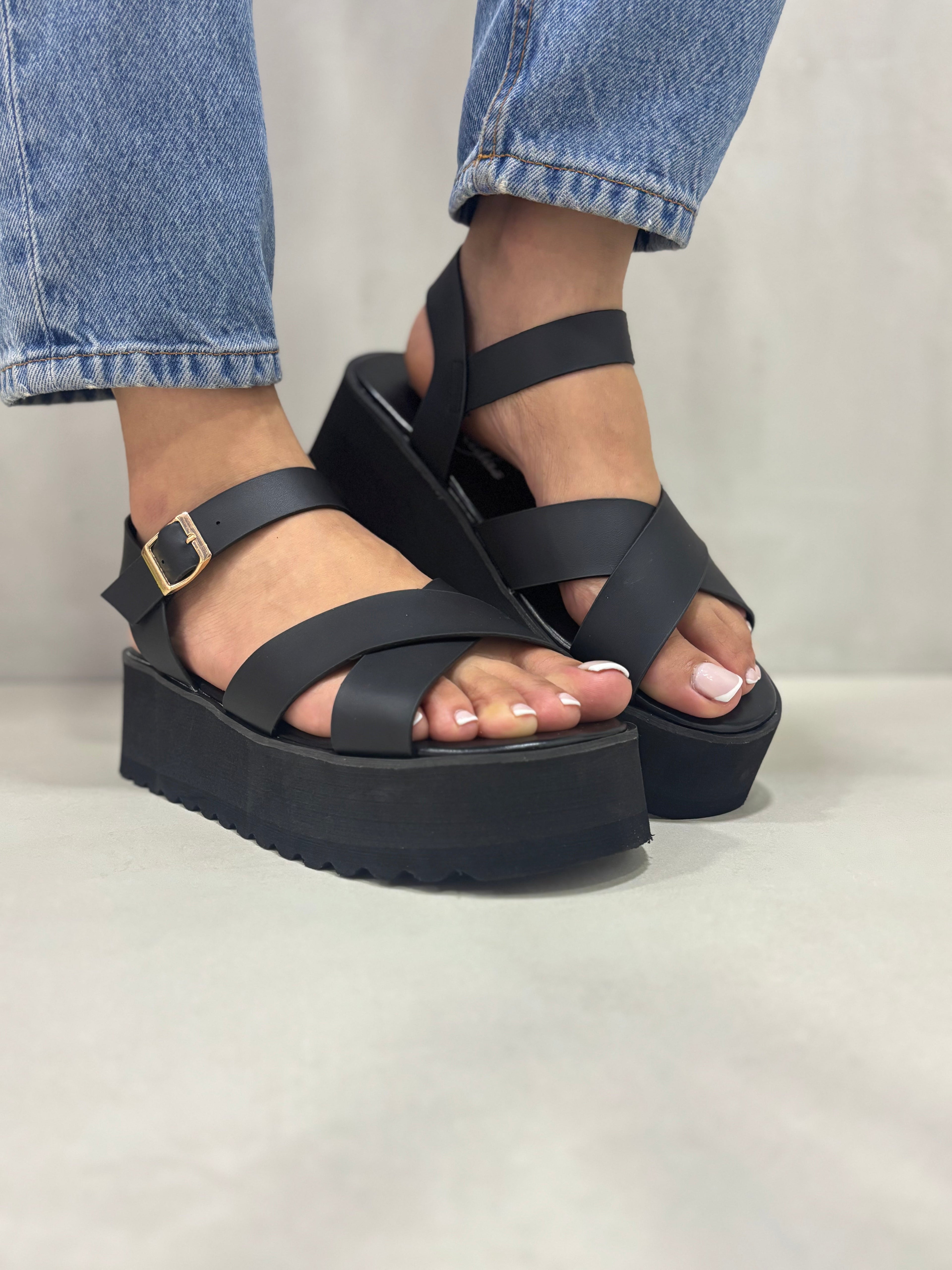 Sandalias Negras con Plataforma y Cruces en el Empeine Minimalistas y Sofisticadas 14266
