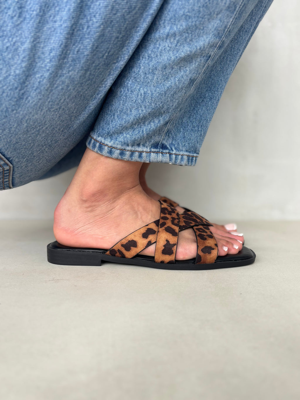 Sandalias Leopardo Marrón Cruzadas 14414 Confort Todo El Día Ajuste Firme Y Elegante Para Verano