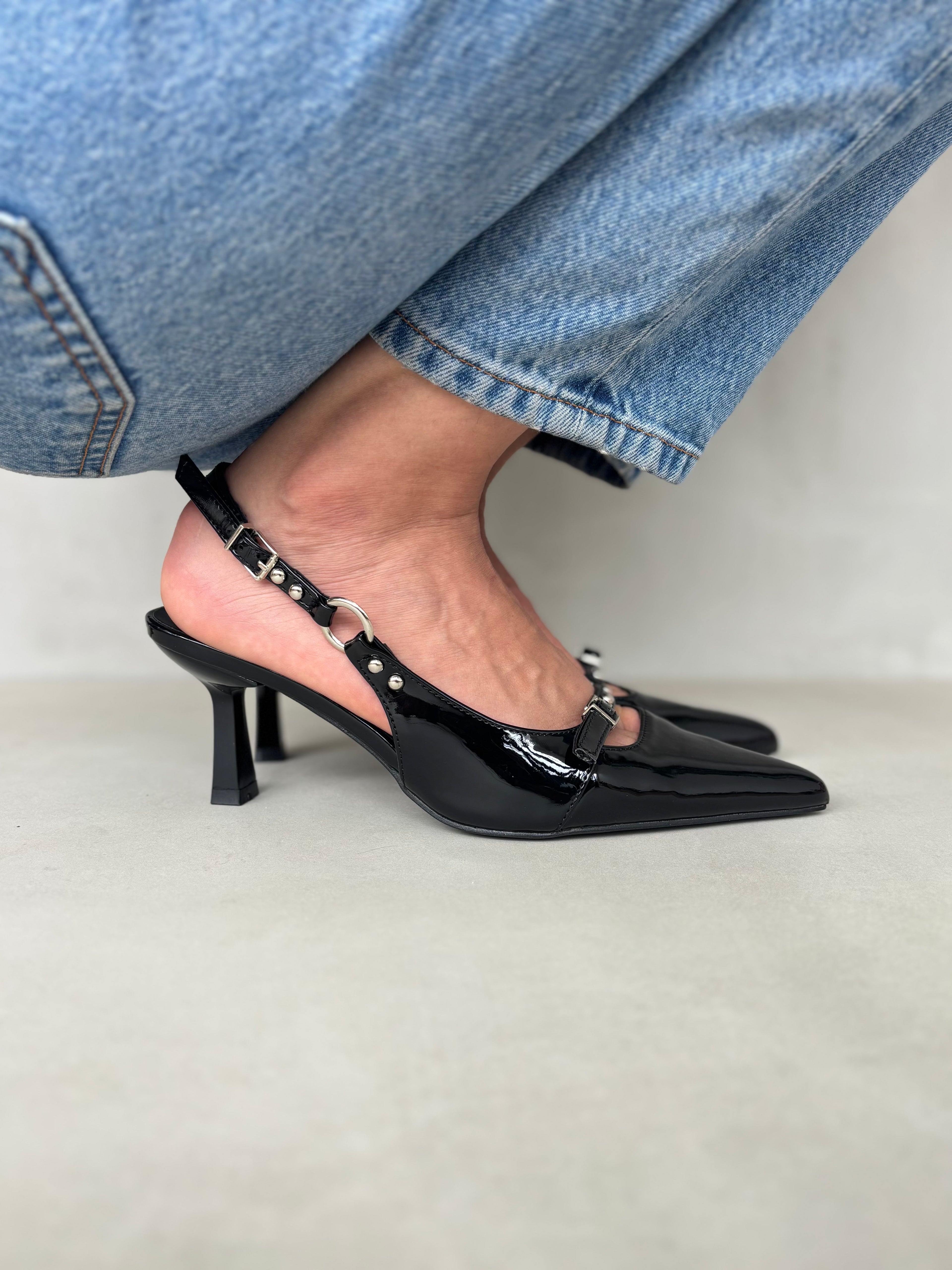 Tacones Elegancia Charol Negro 14427 Punta Fina Hebillas Doradas Y Correa Trasera Ajustable