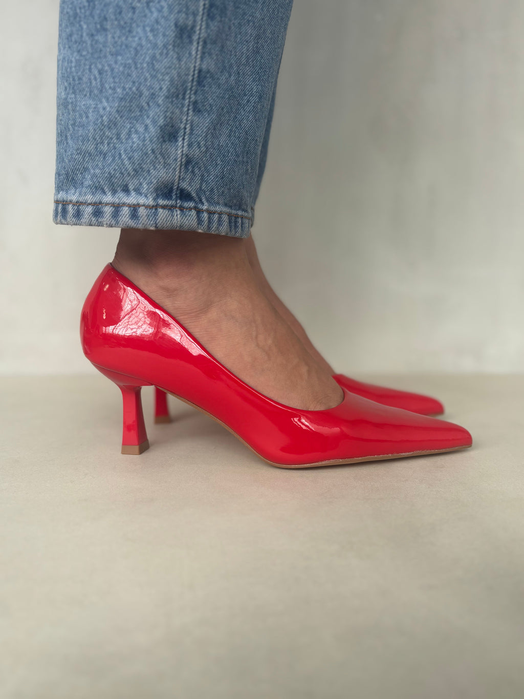 Zapatos De Tacón Punta Fina Rojo Charol 14425 Estilo Icónico Y Sofisticado Con Tacón Medio Aporta Confianza