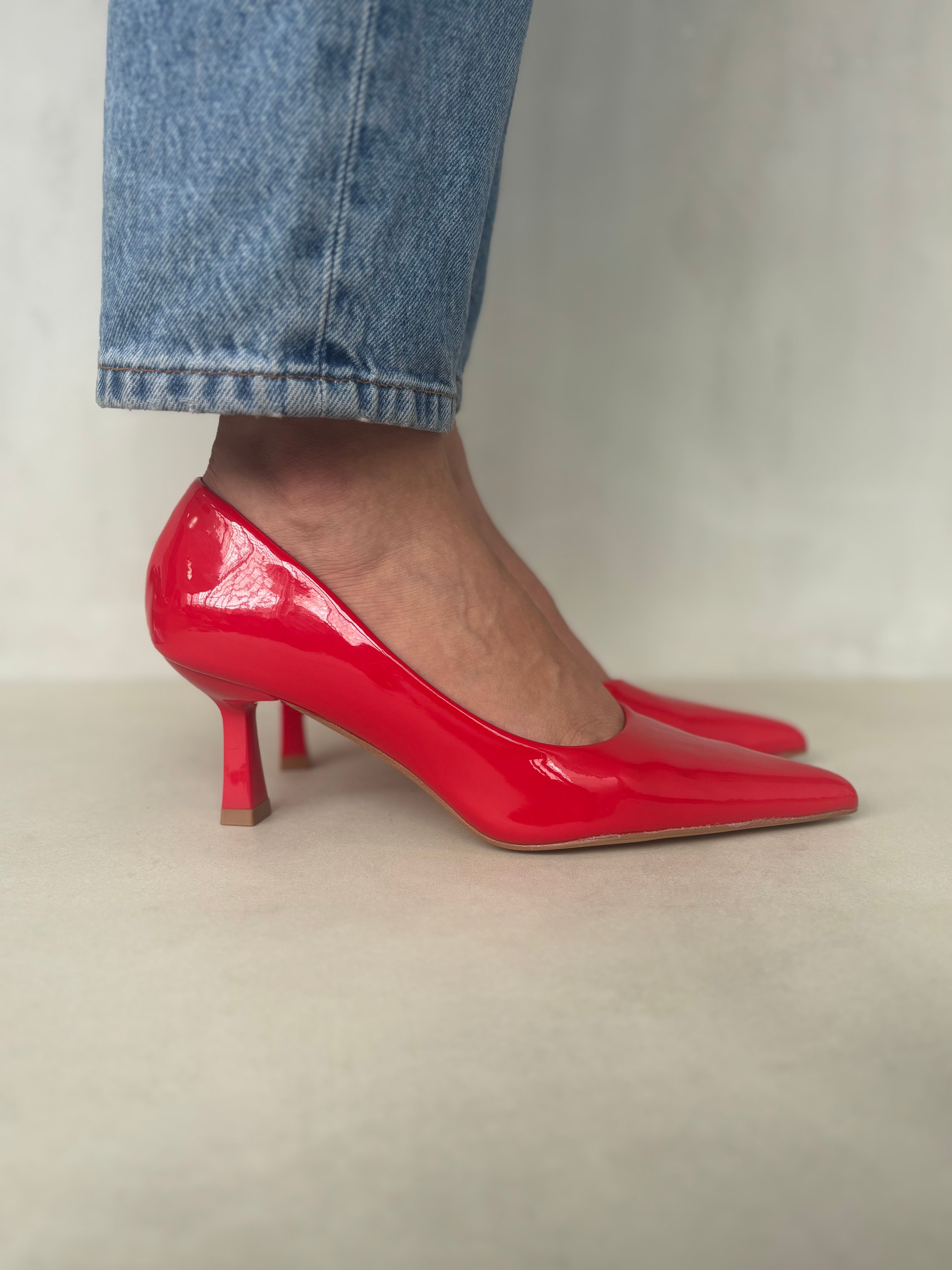 Zapatos De Tacón Punta Fina Rojo Charol 14425 Estilo Icónico Y Sofisticado Con Tacón Medio Aporta Confianza